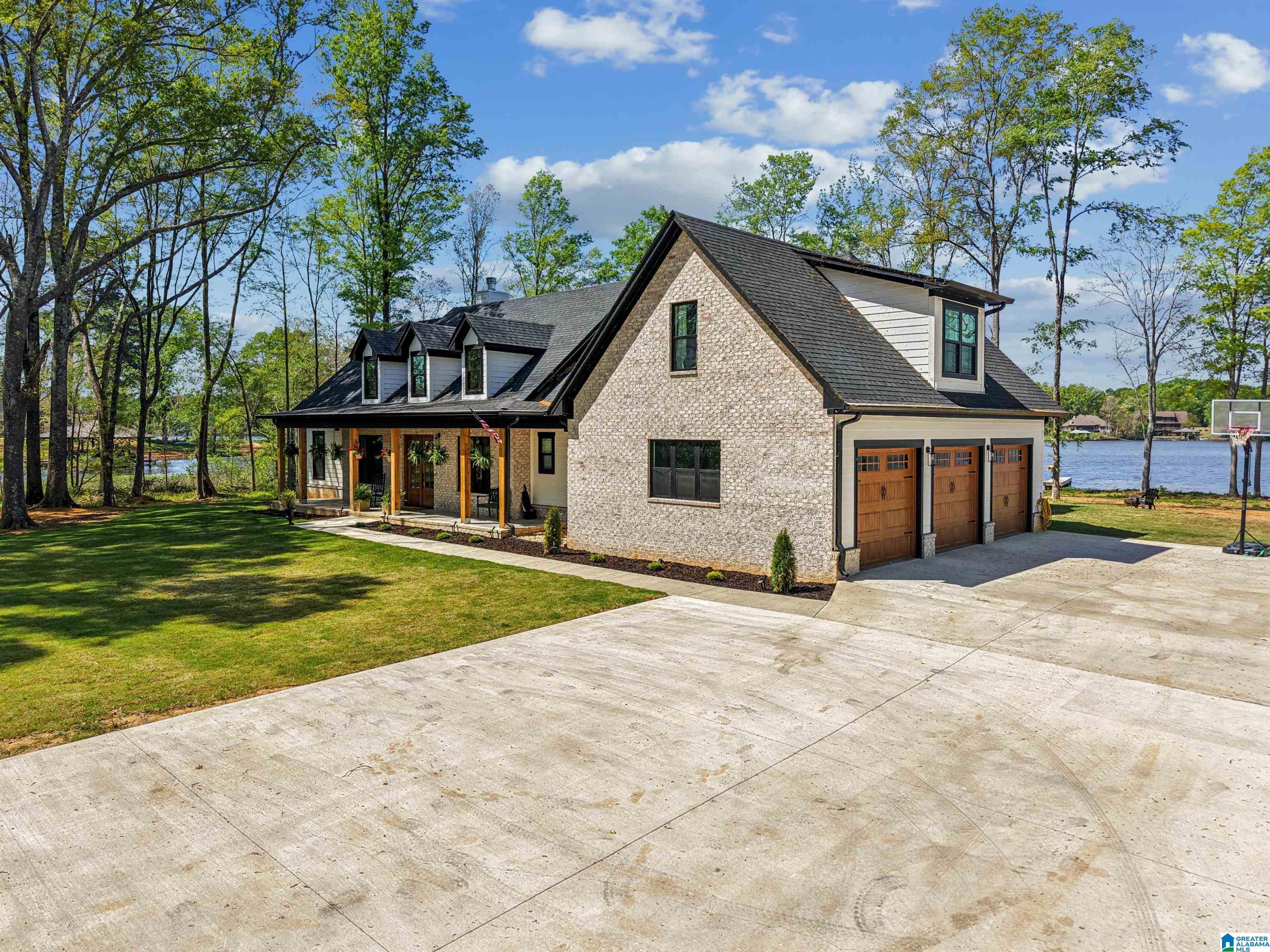 Image 2: 3 car garage with extra driveway parking