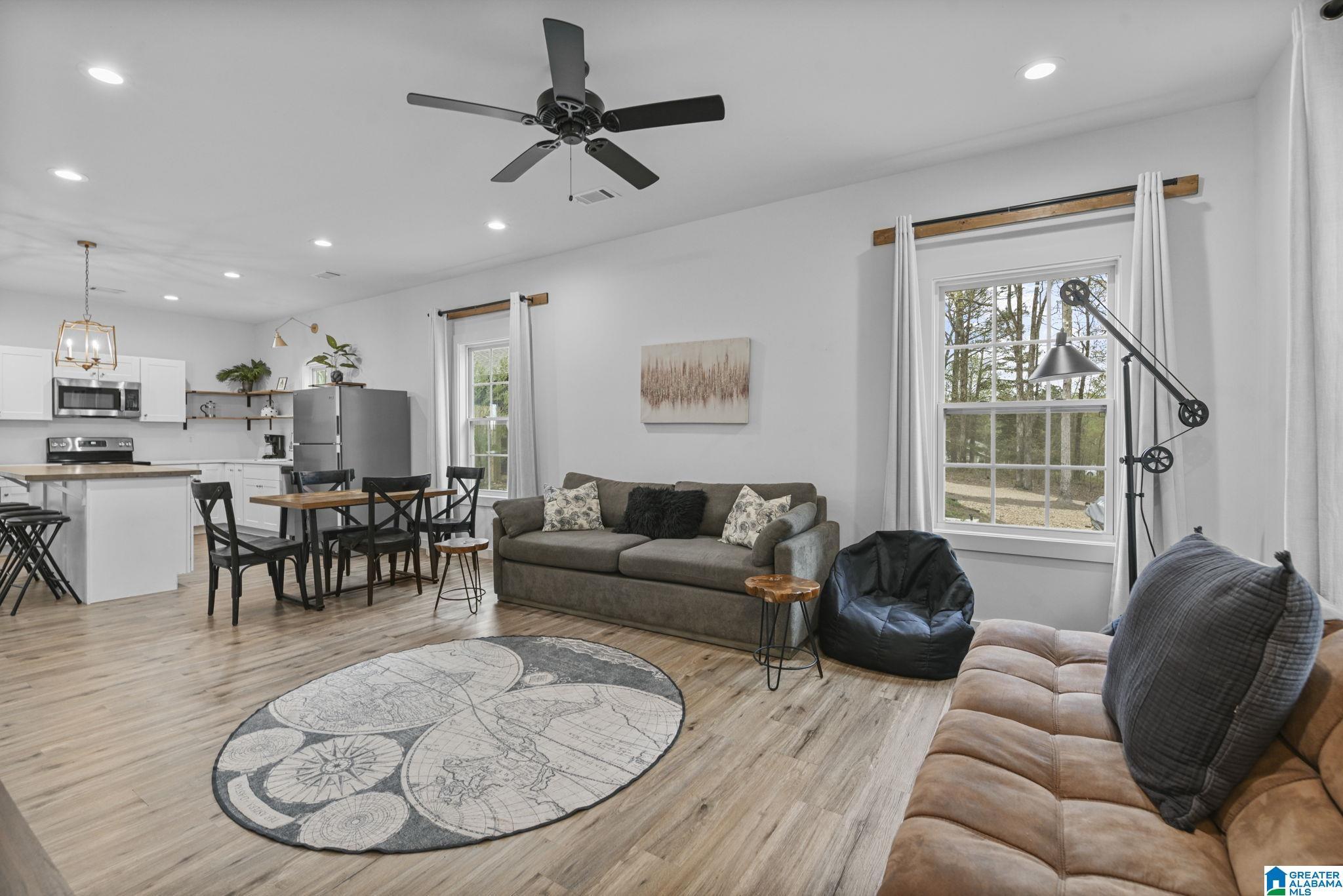 Image 3: Living Room