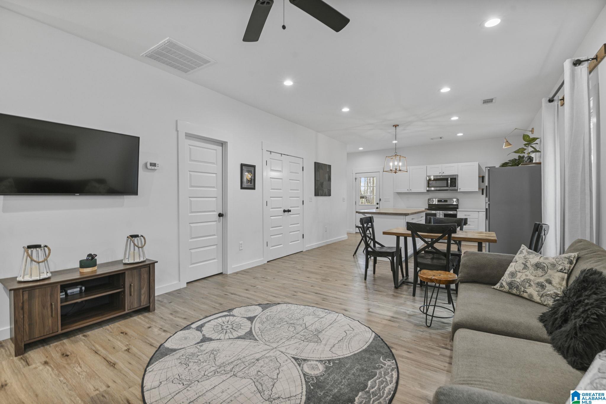 Image 4: Living Room