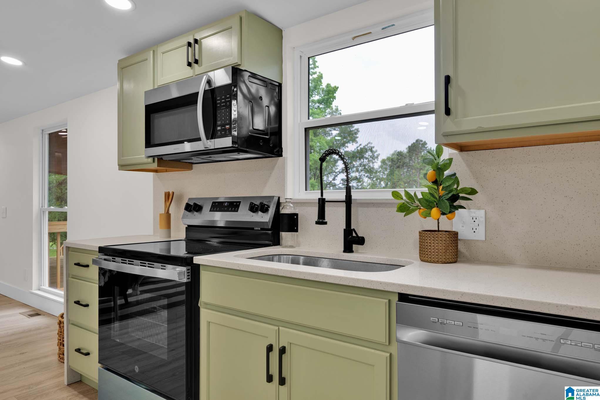 Image 3: Kitchen
