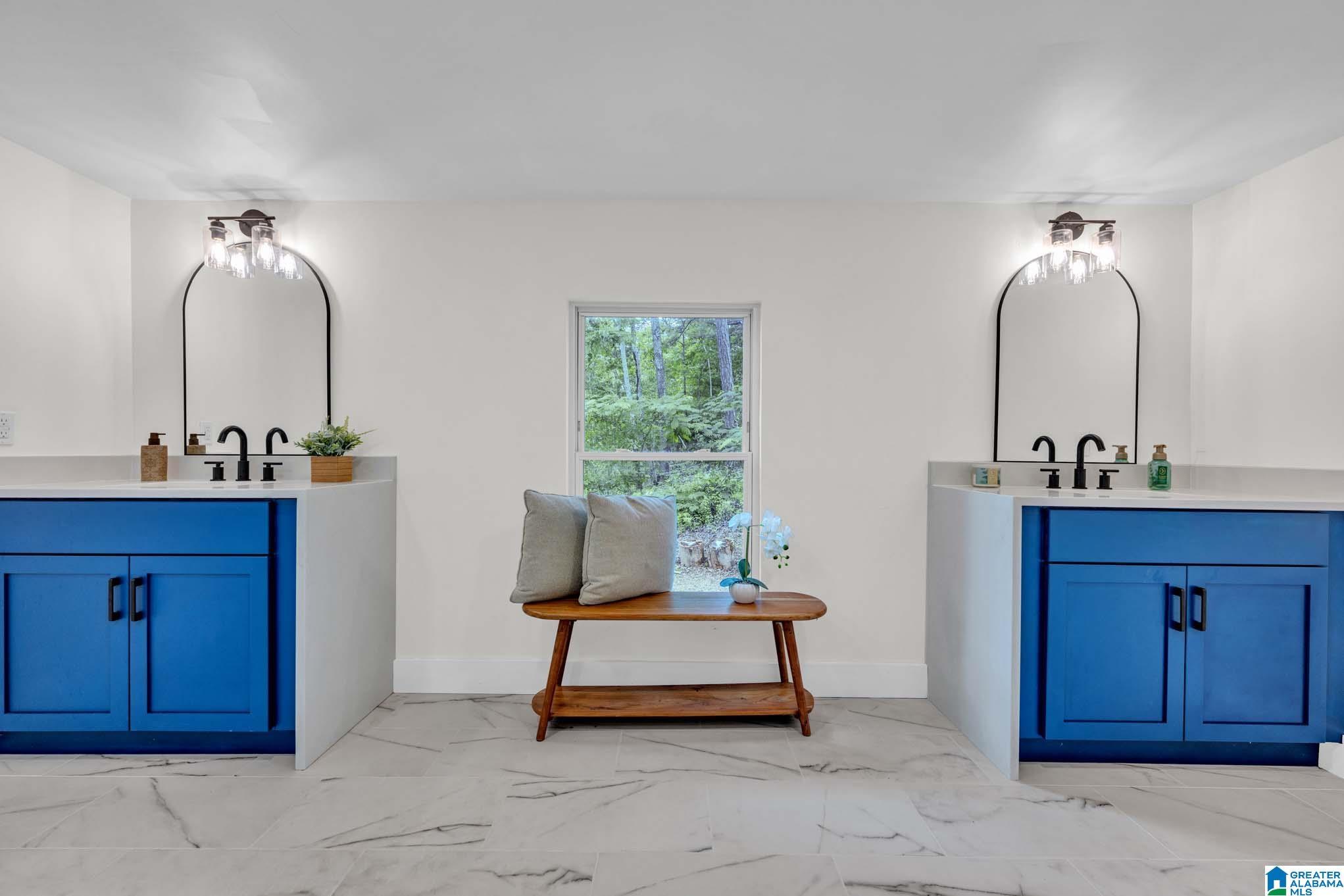 Image 4: Bathroom
