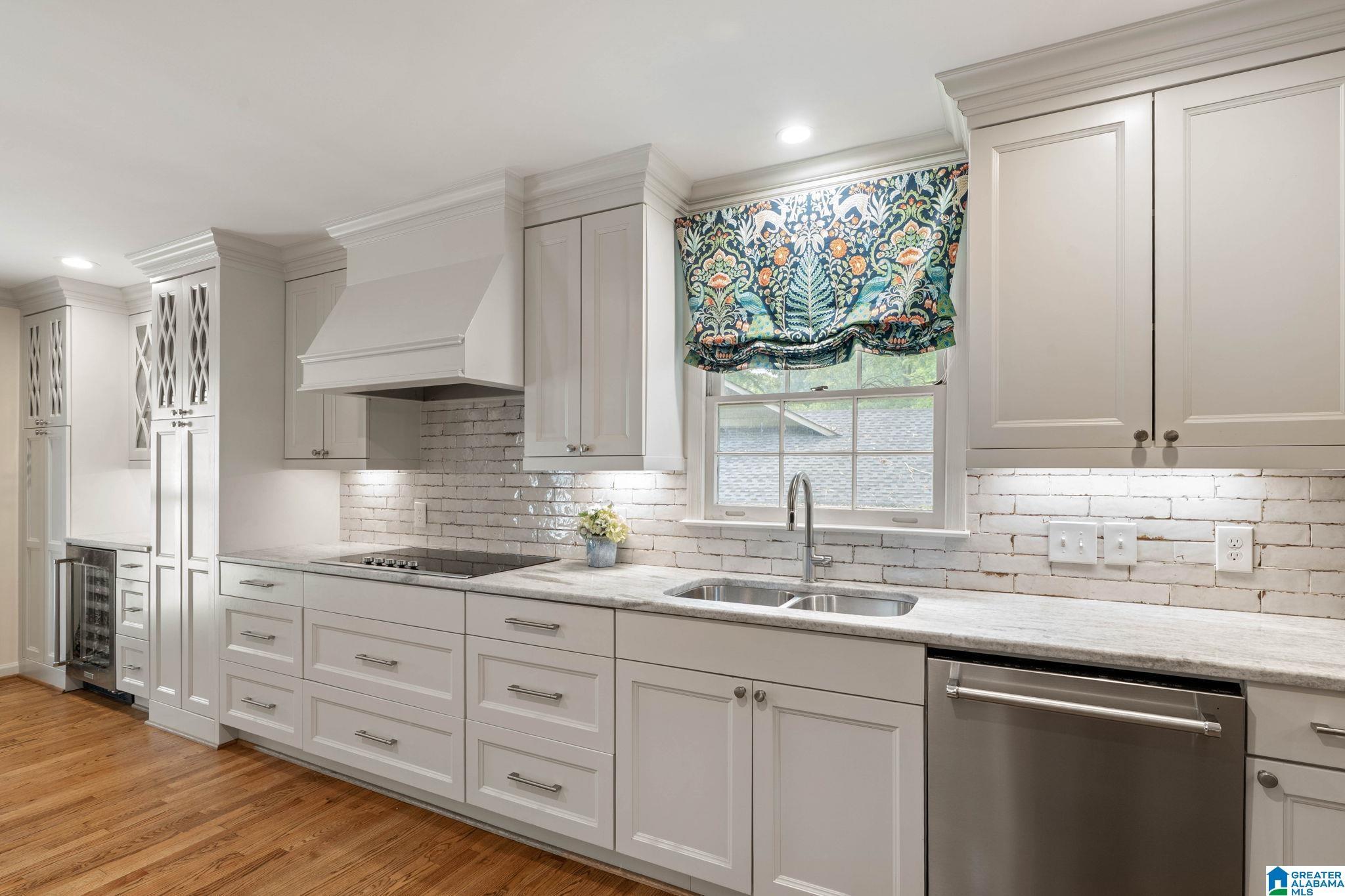 Image 4: Kitchen
