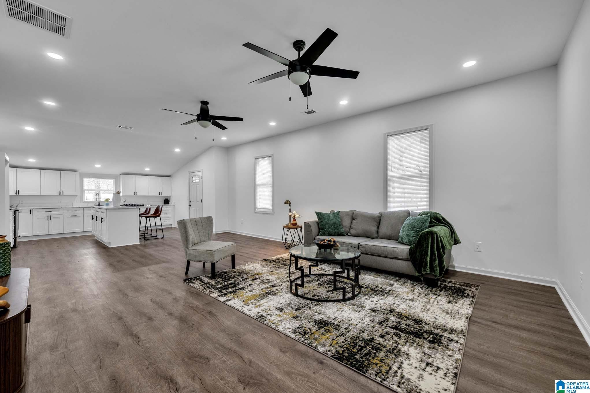Image 3: Living Room