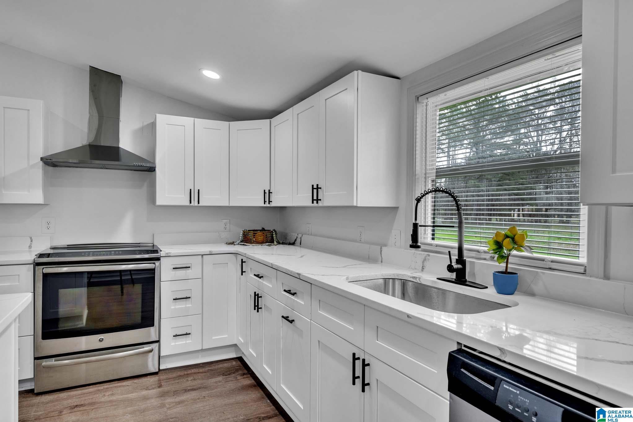 Image 4: Kitchen