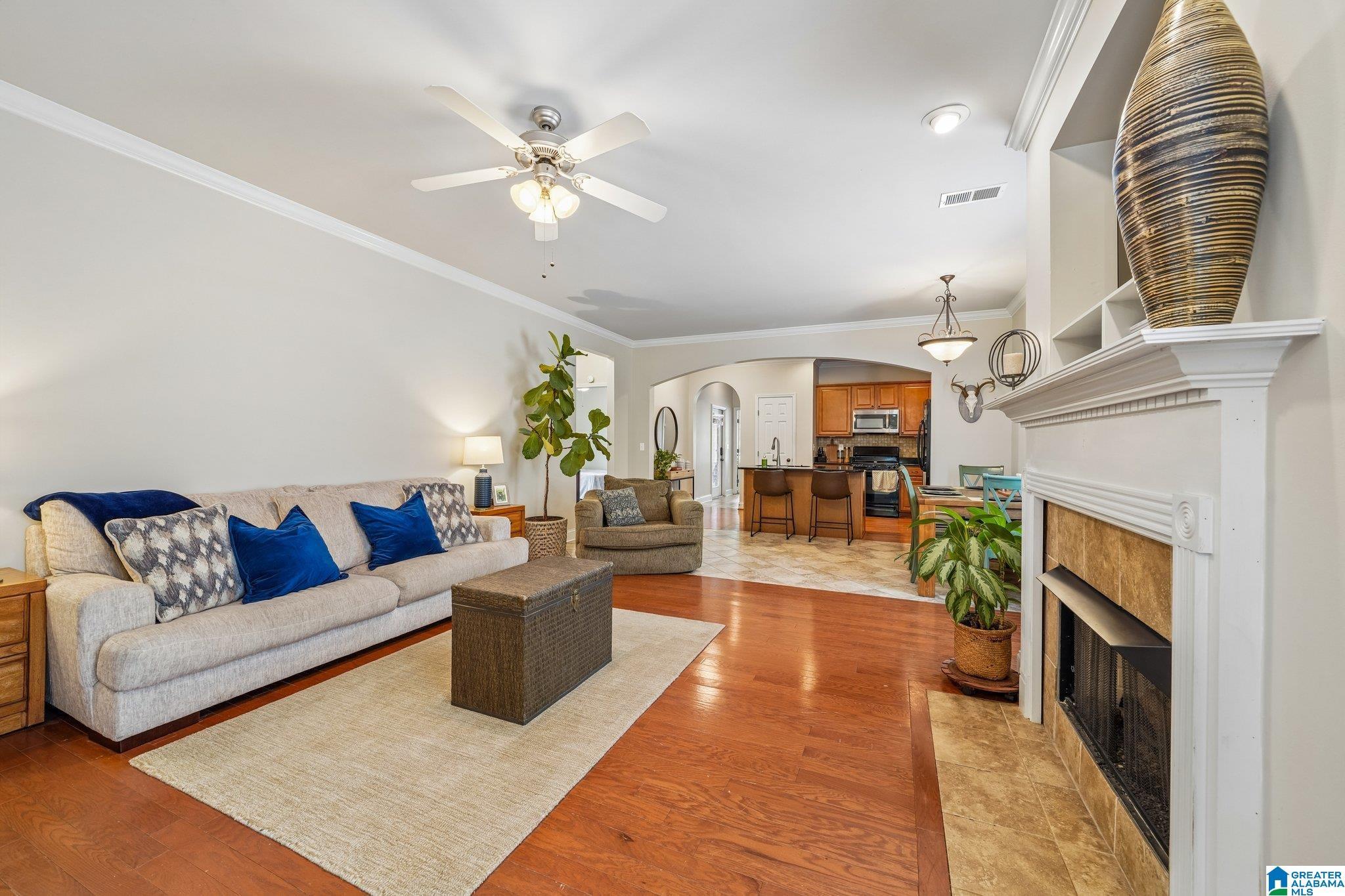 Image 4: Living Room