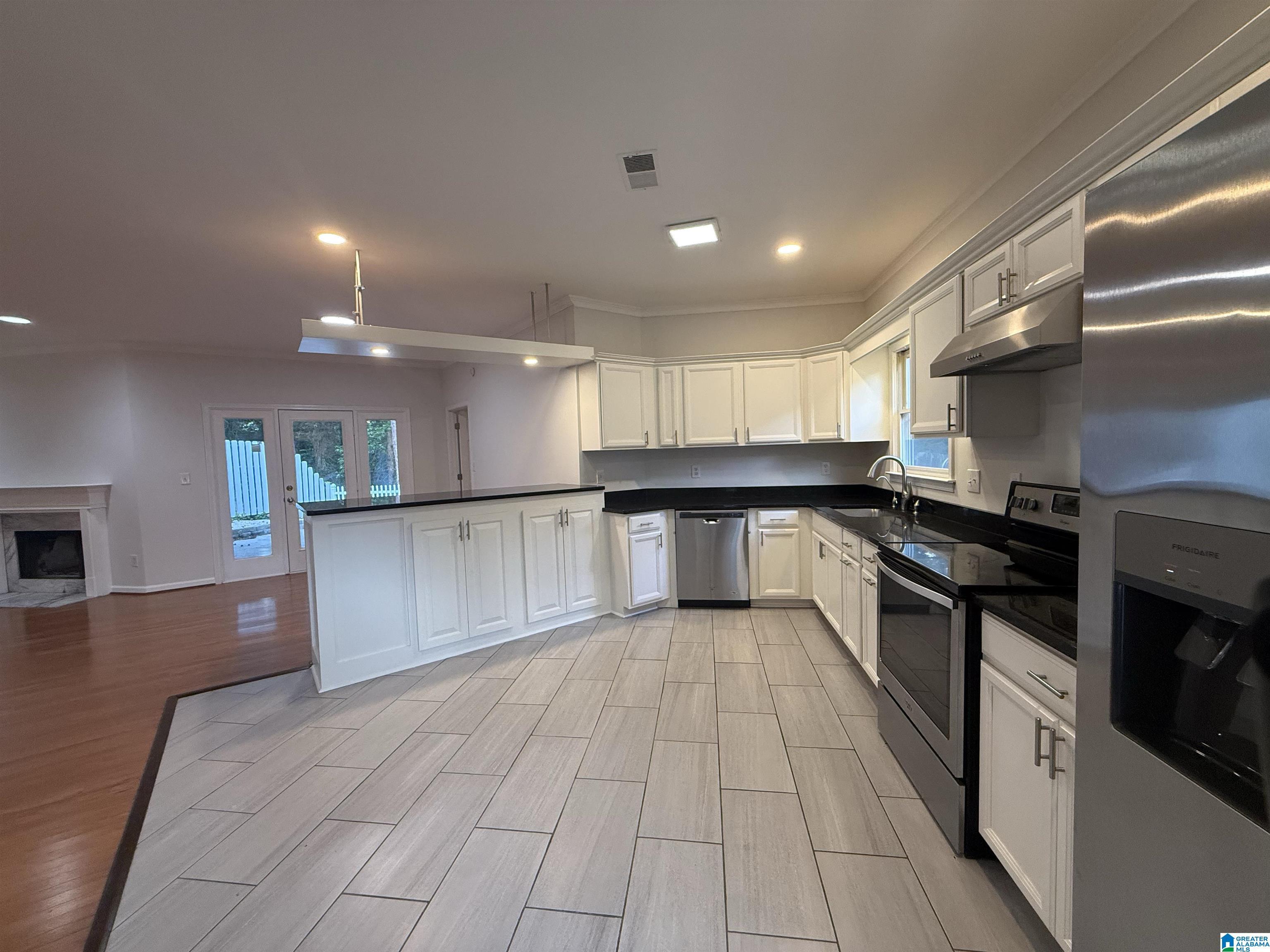 Image 4: Kitchen
