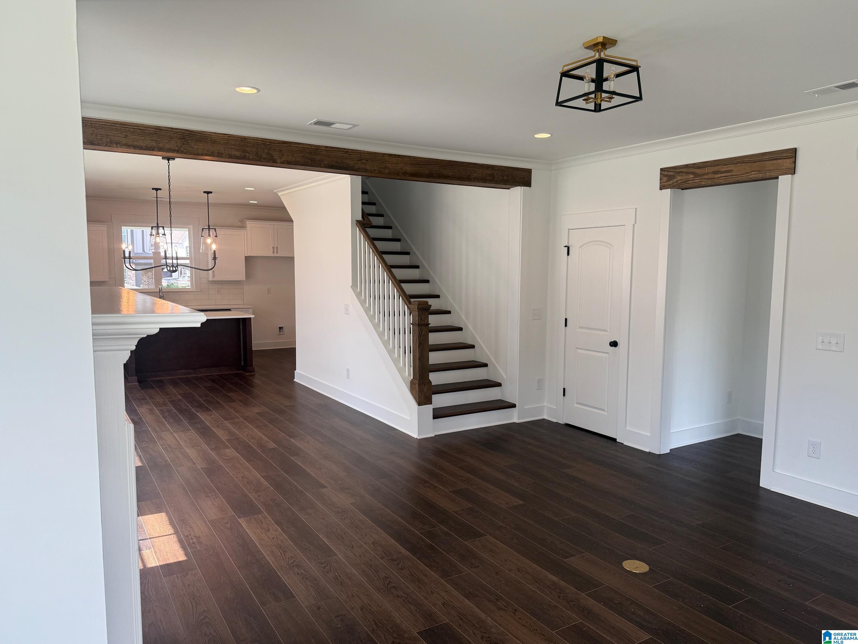 Image 4: Living Room