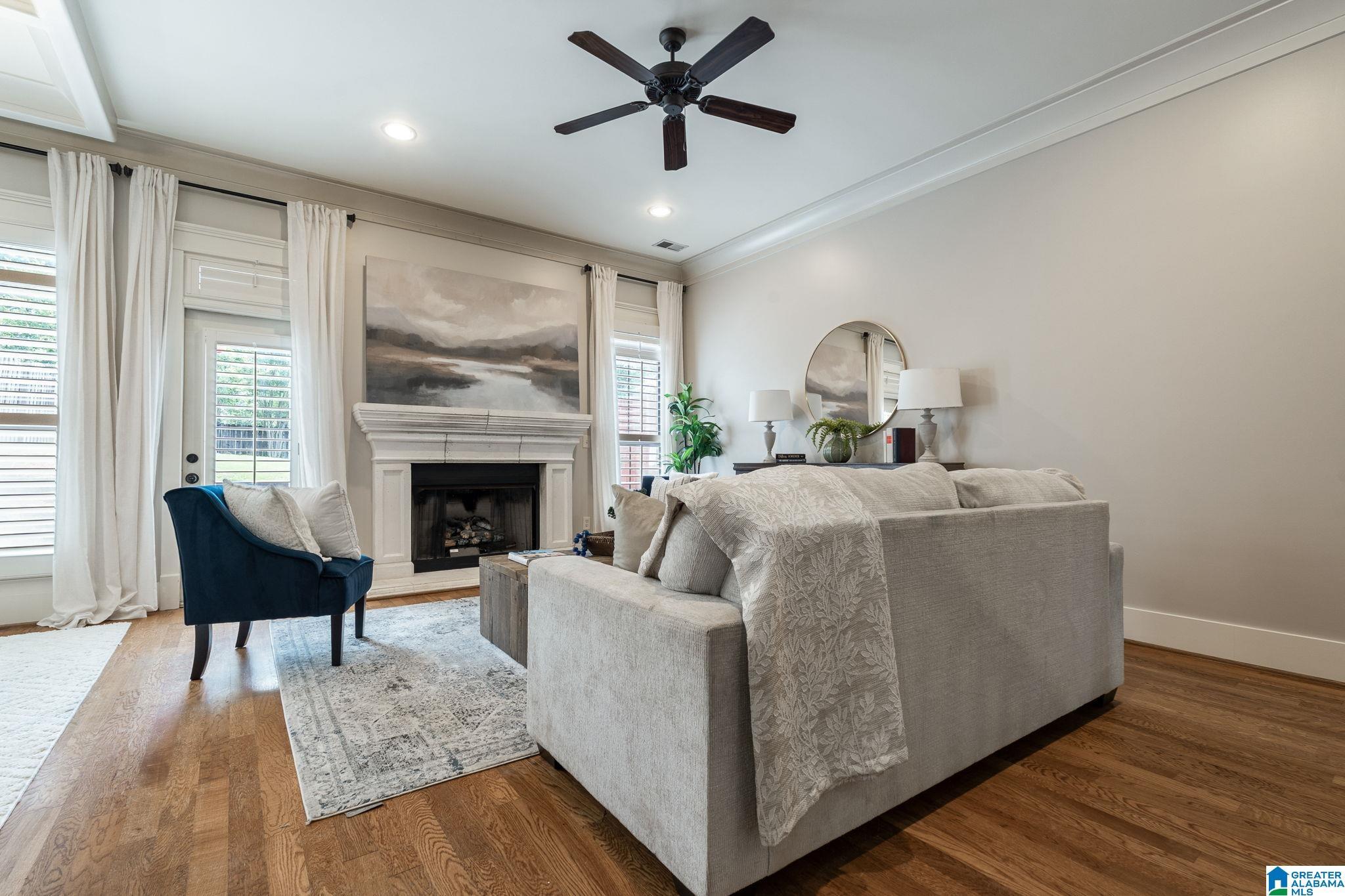 Image 3: Living Room