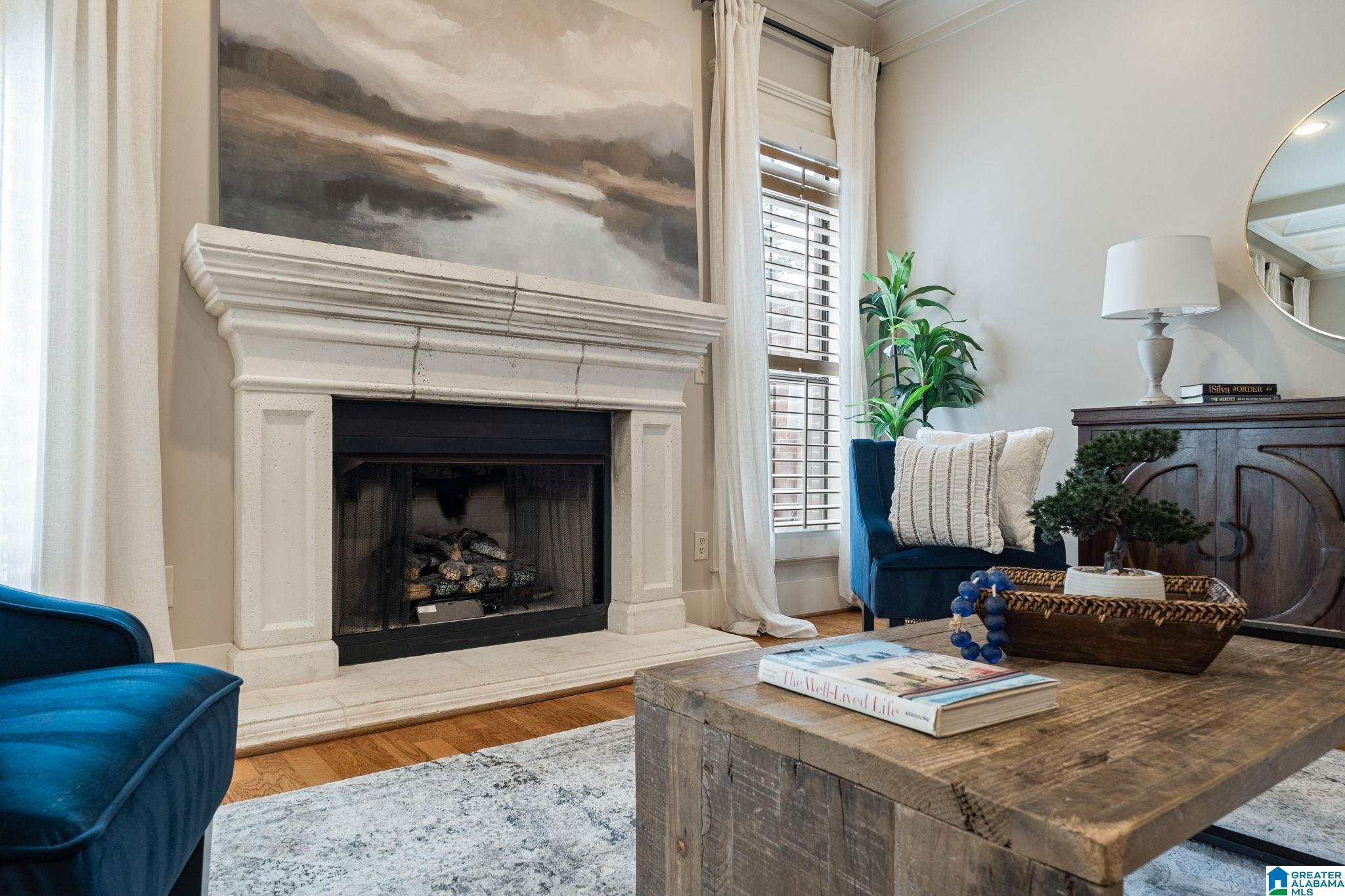 Image 4: Living Room