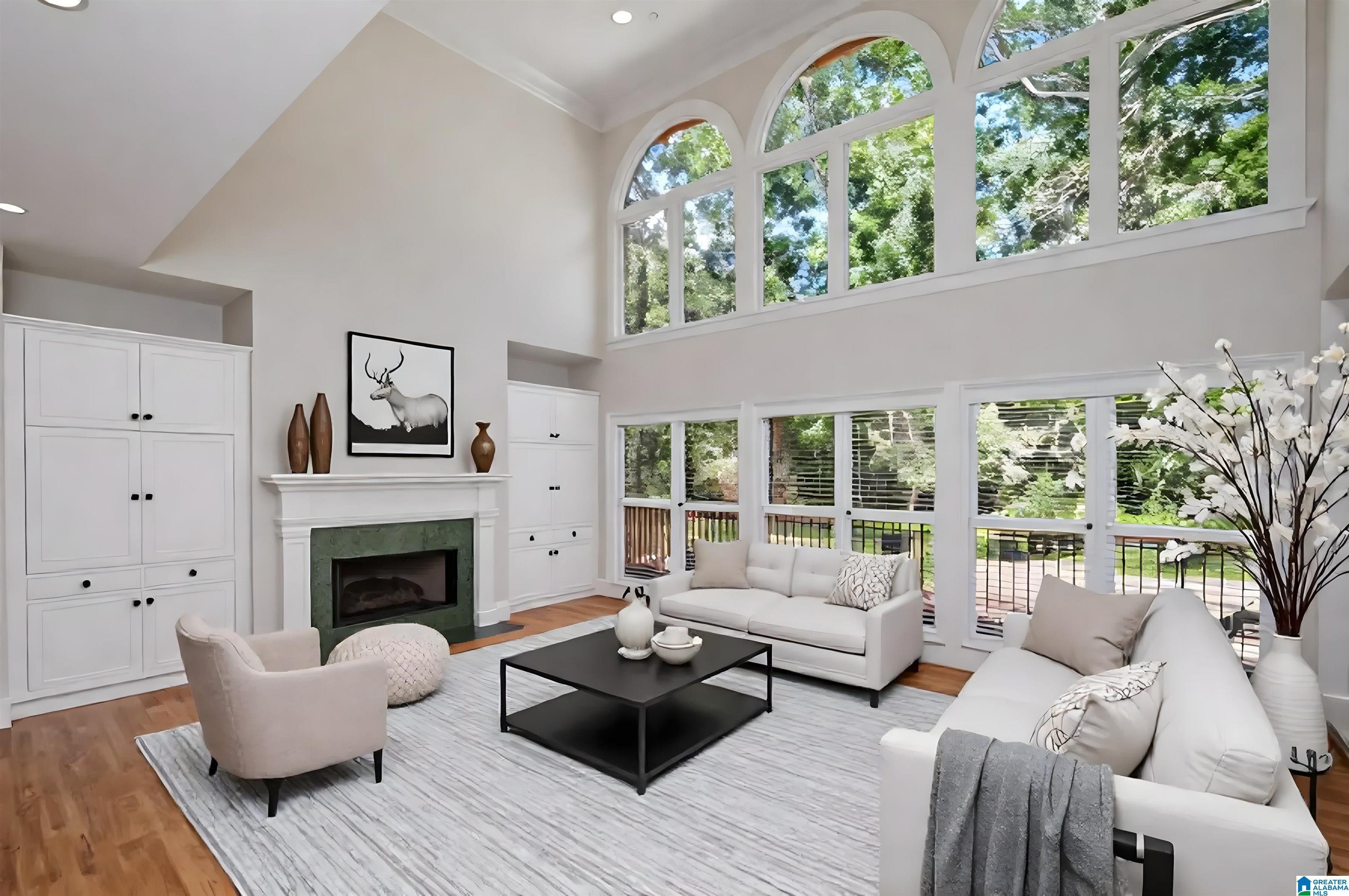 Image 2: Beautful living room with a wall of windows!