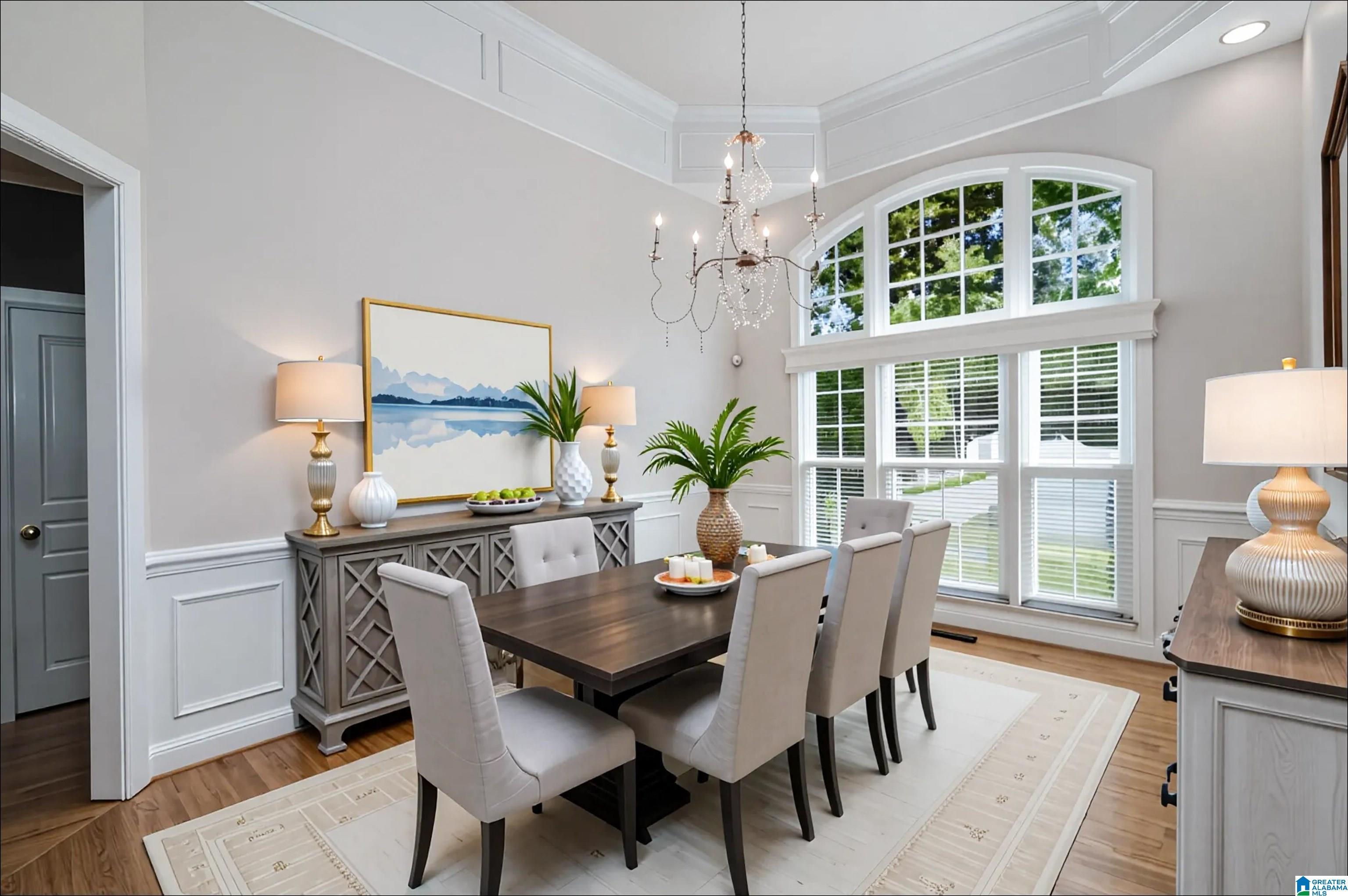 Image 4: Beautiful dining room