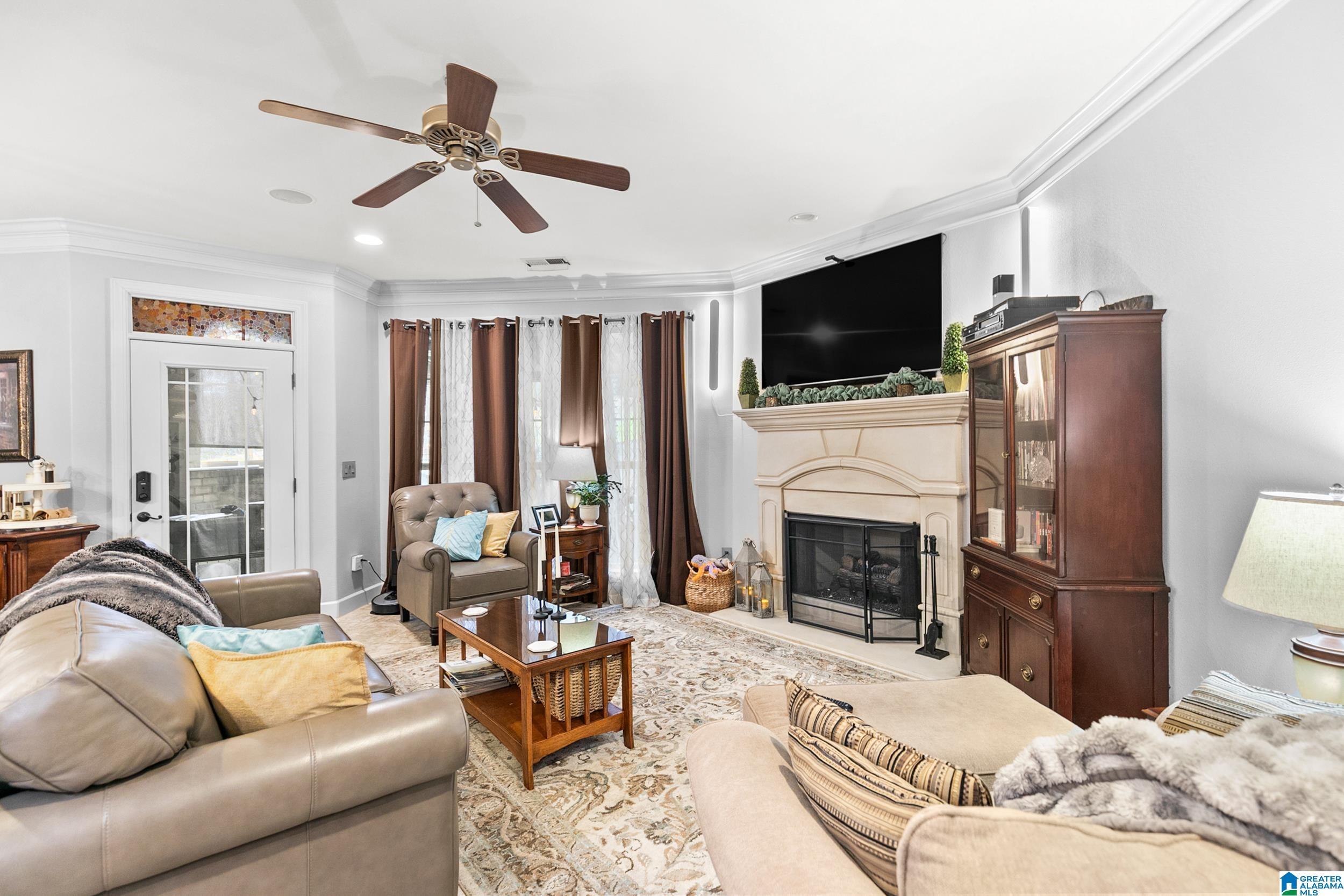 Image 3: Living Room