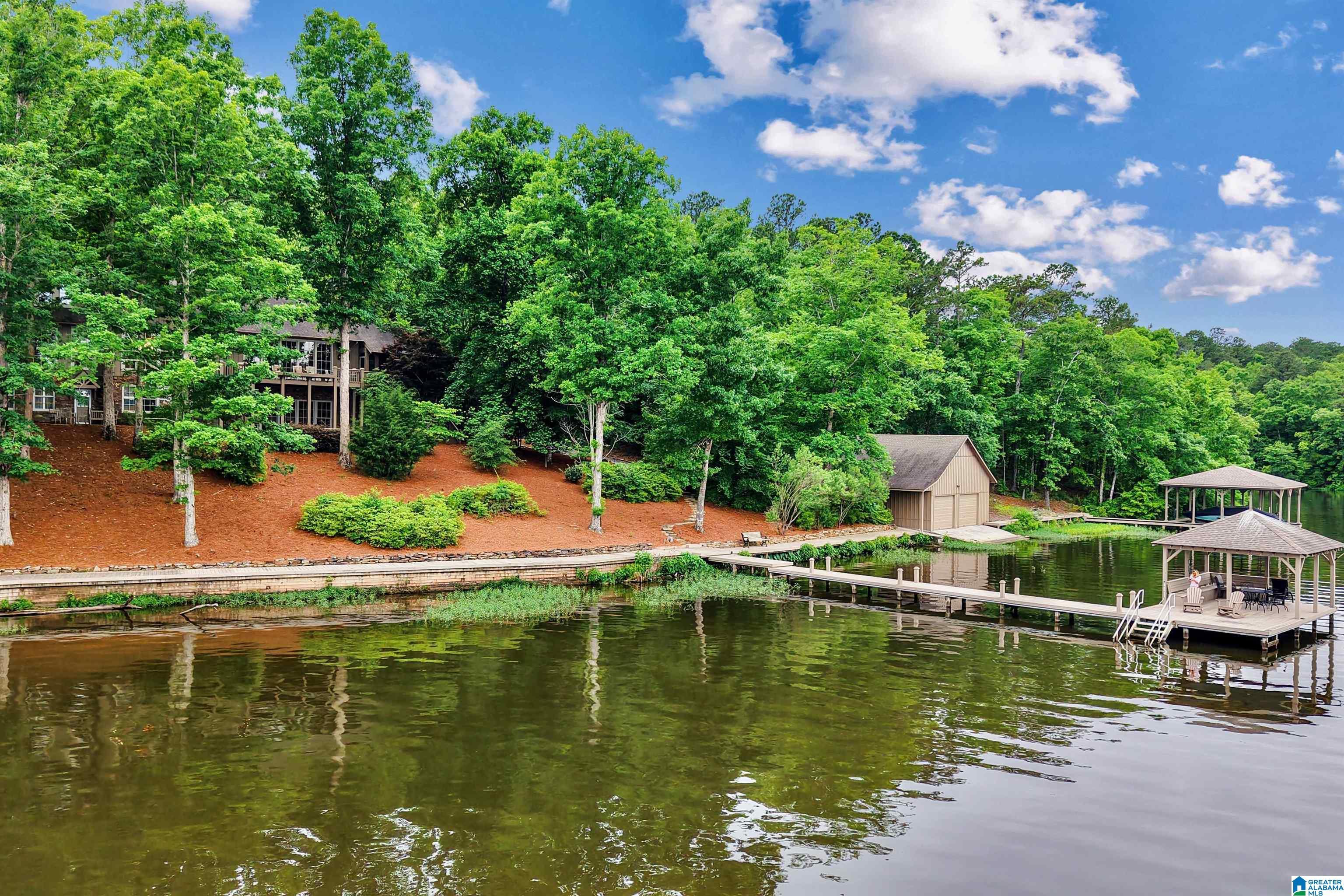 Image 2: Abundant outdoor amenities