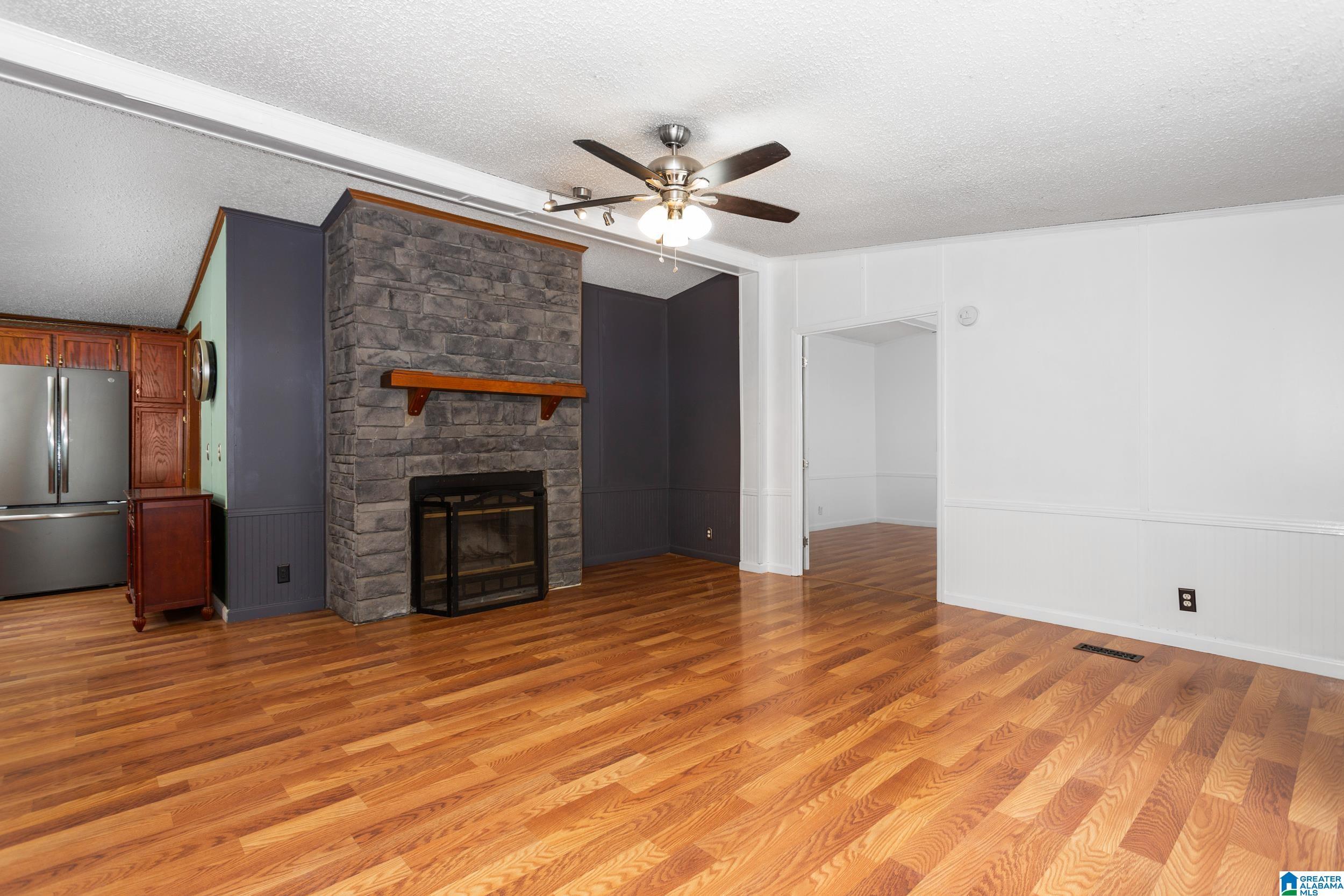 Image 3: Living Room