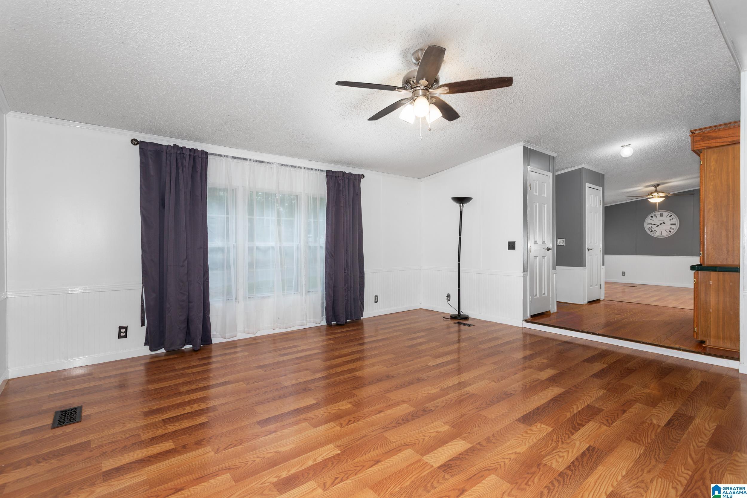 Image 4: Living Room