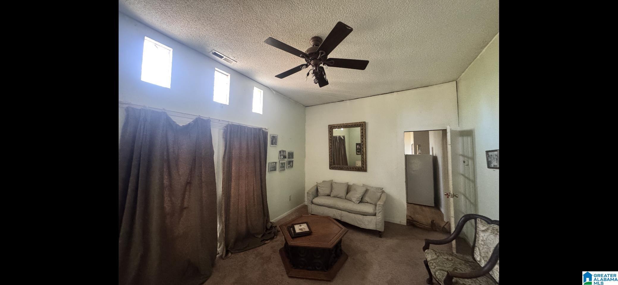 Image 4: Living Room