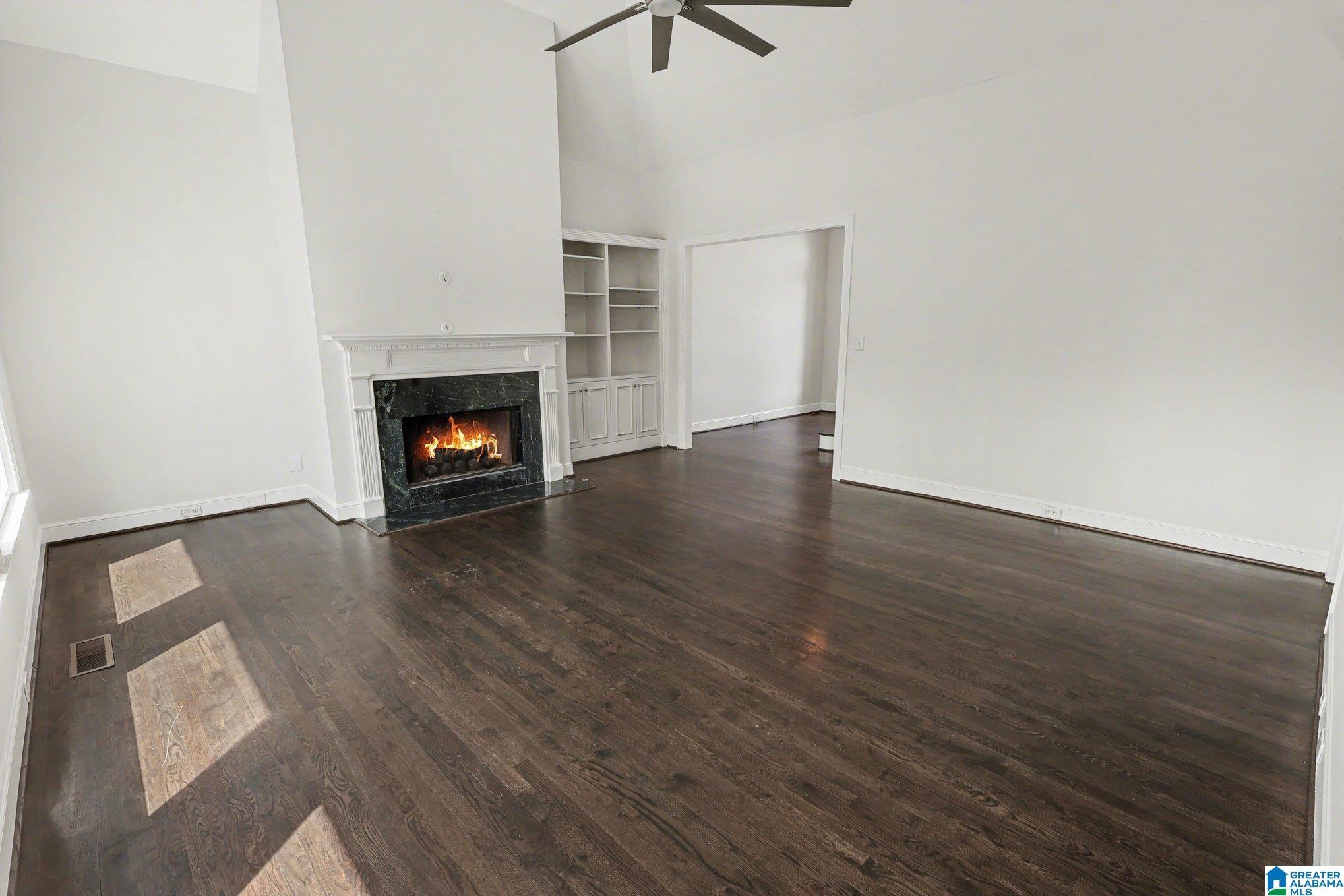 Image 3: Living Room