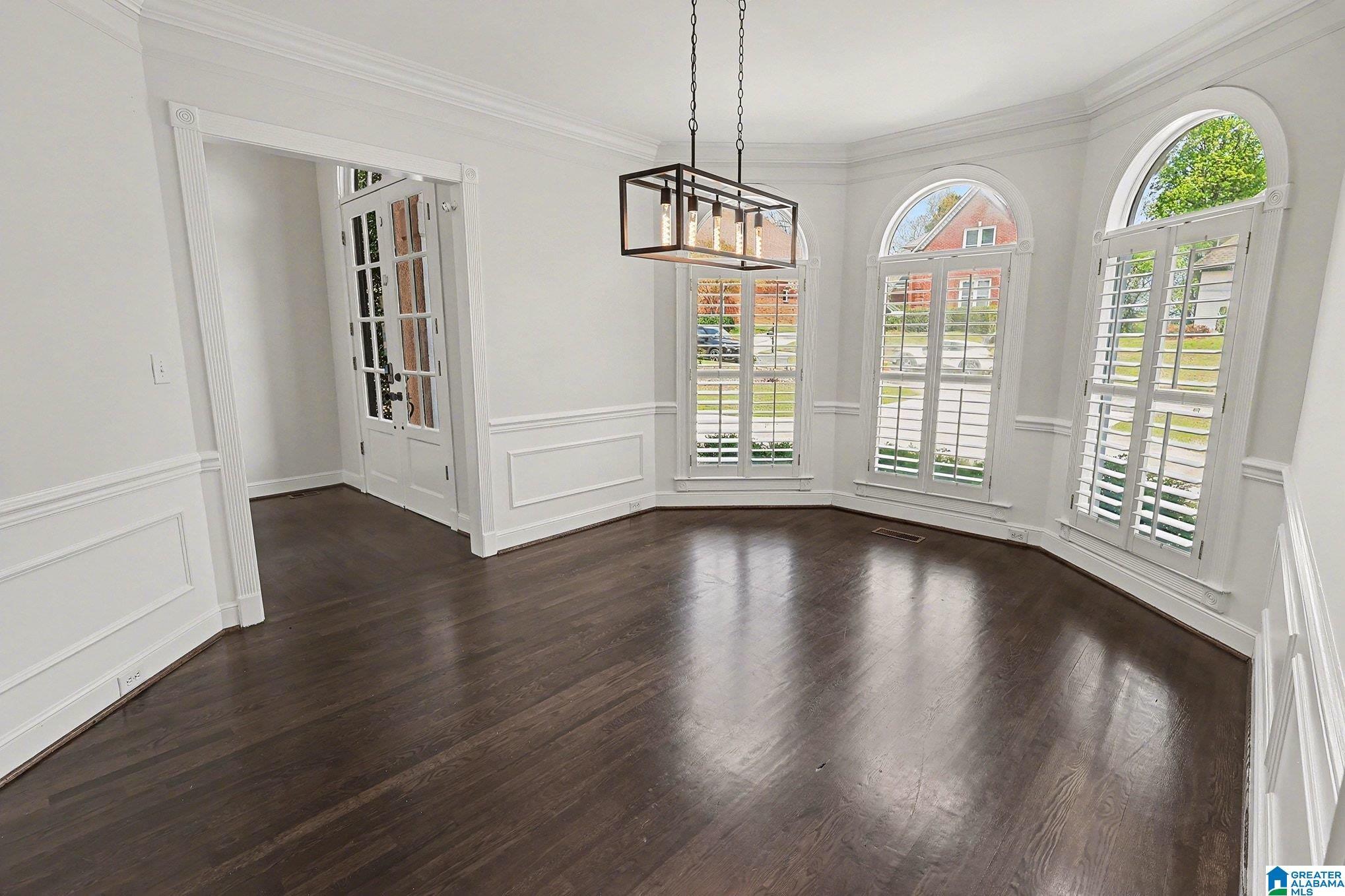 Image 4: Dining Area