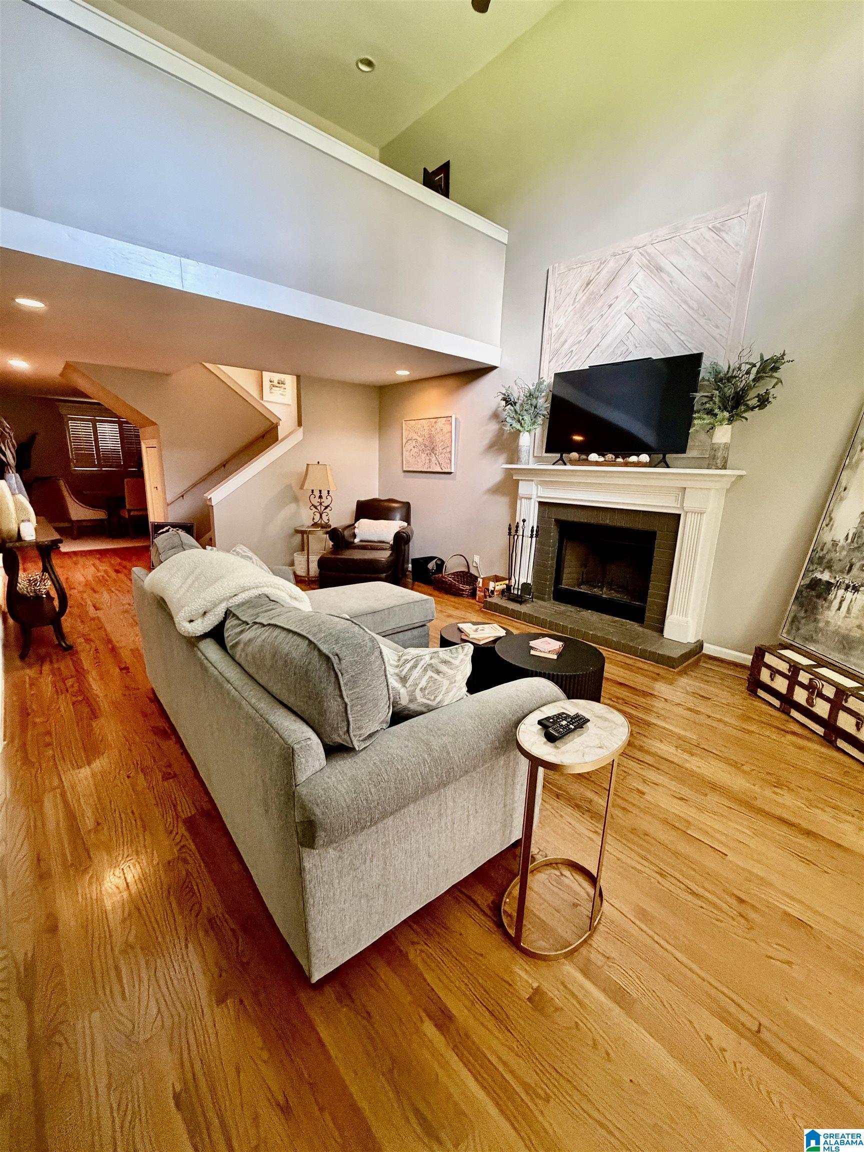 Image 3: Living Room