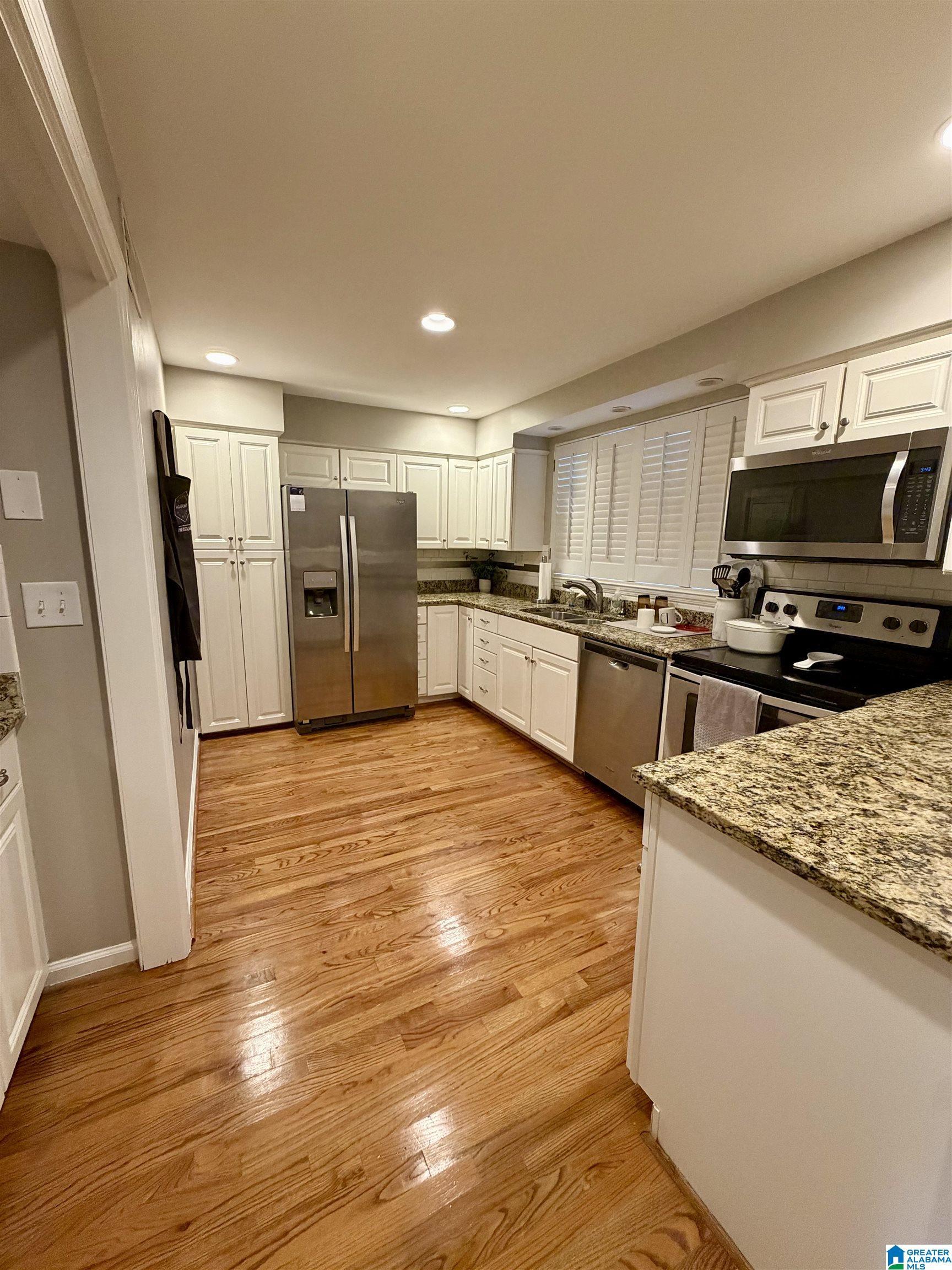 Image 4: Kitchen