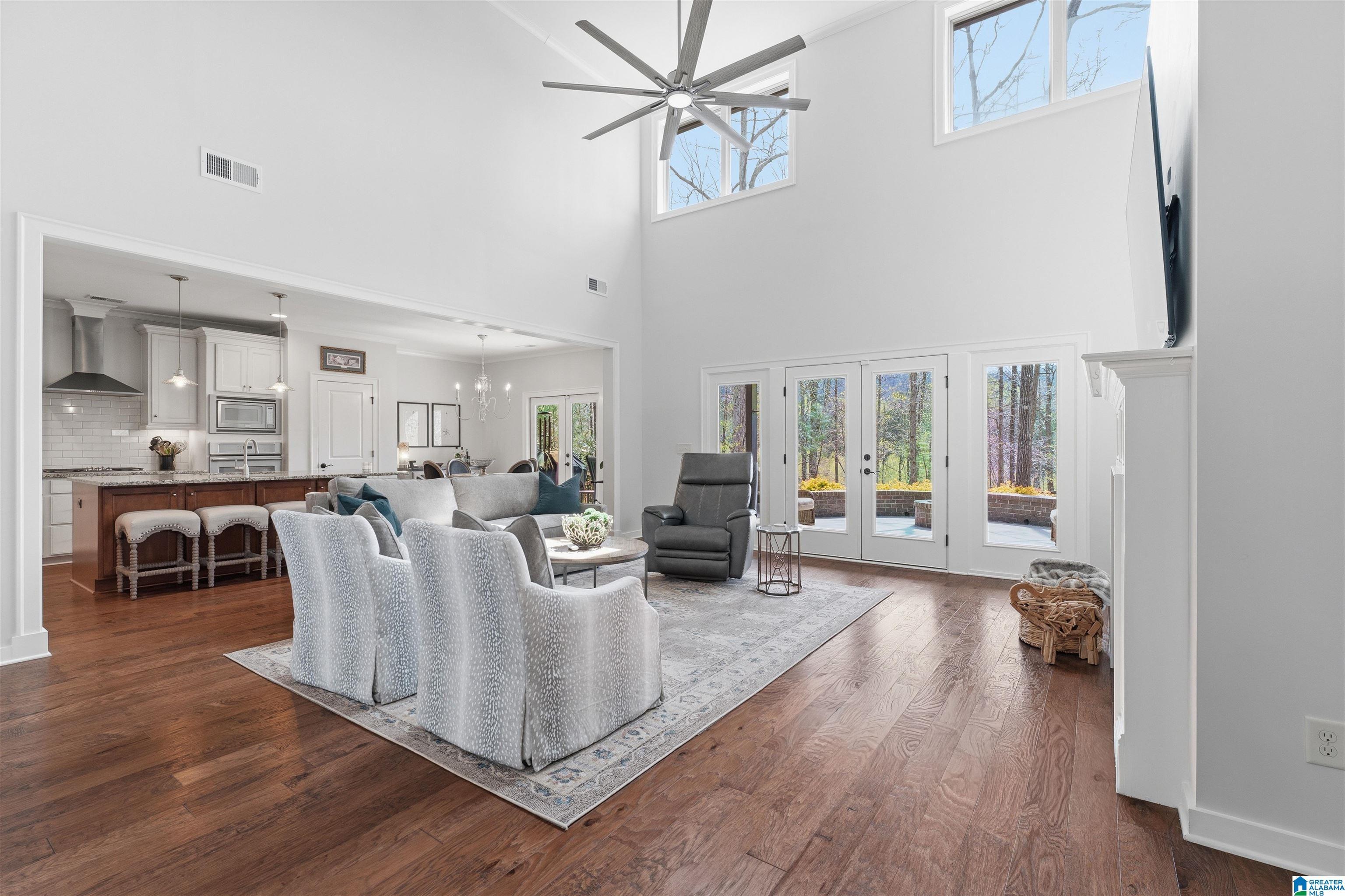 Image 4: Living Room