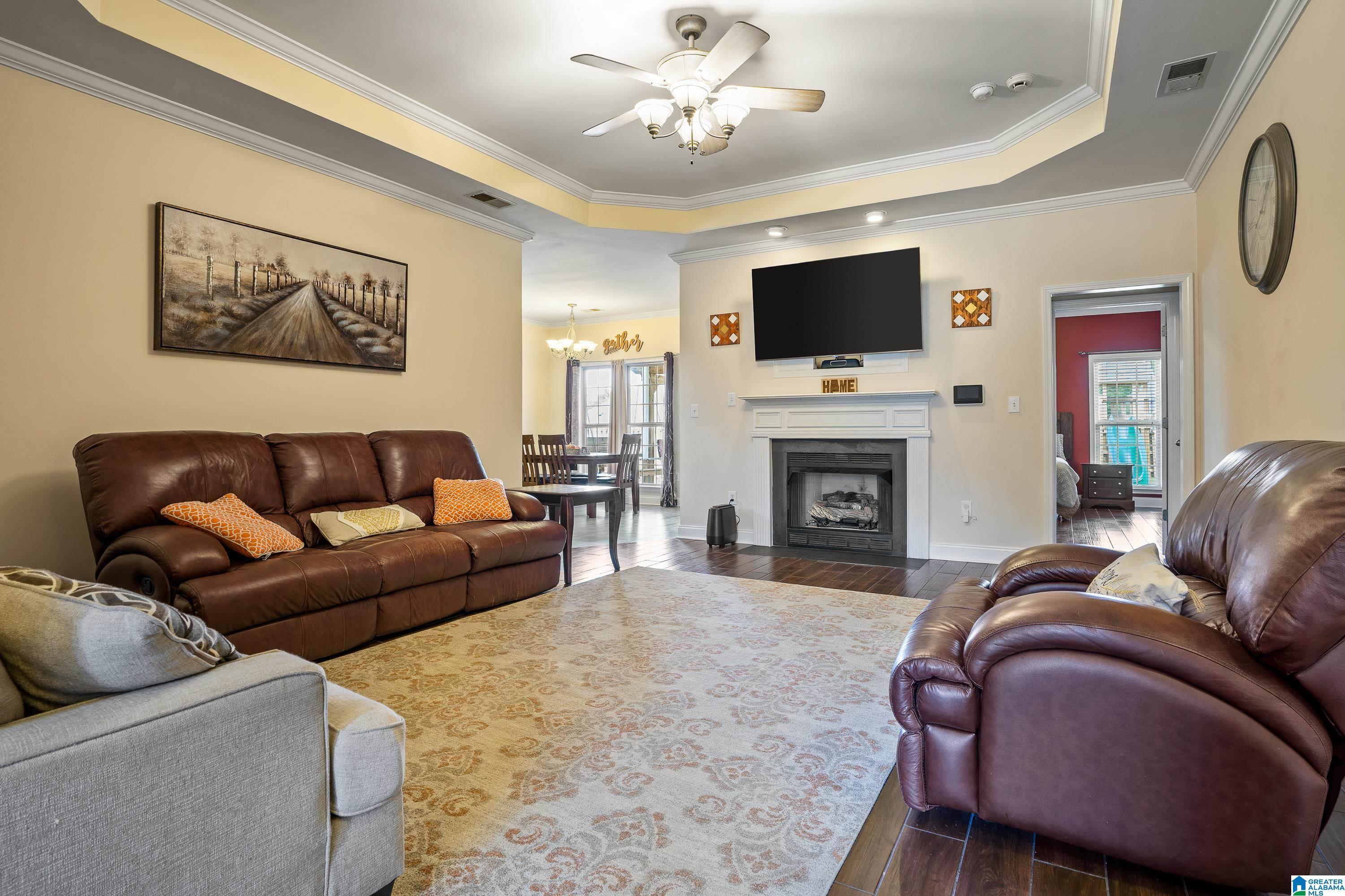 Image 2: Spacious Living Room