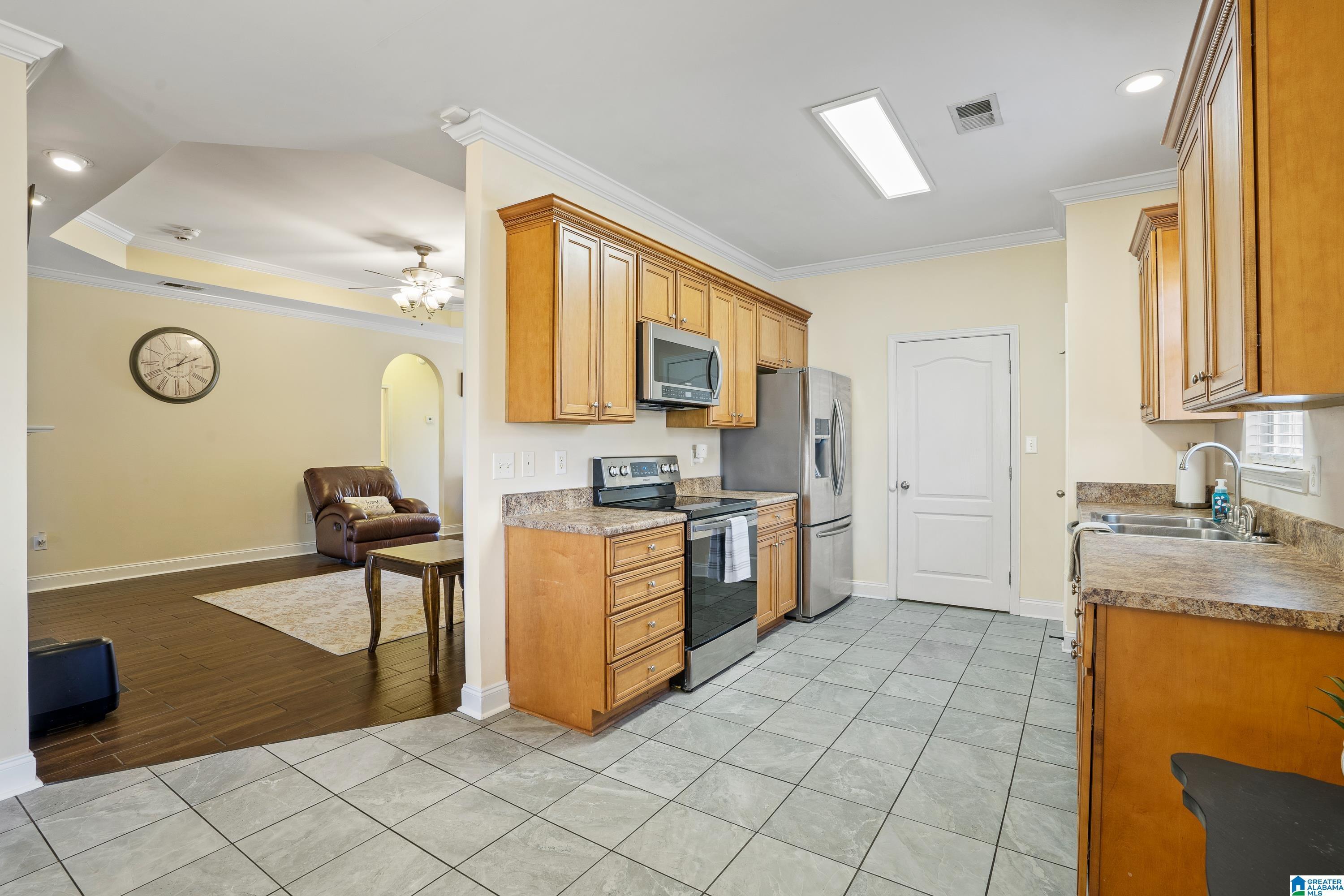 Image 3: Love cooking? This kitchen is for you!