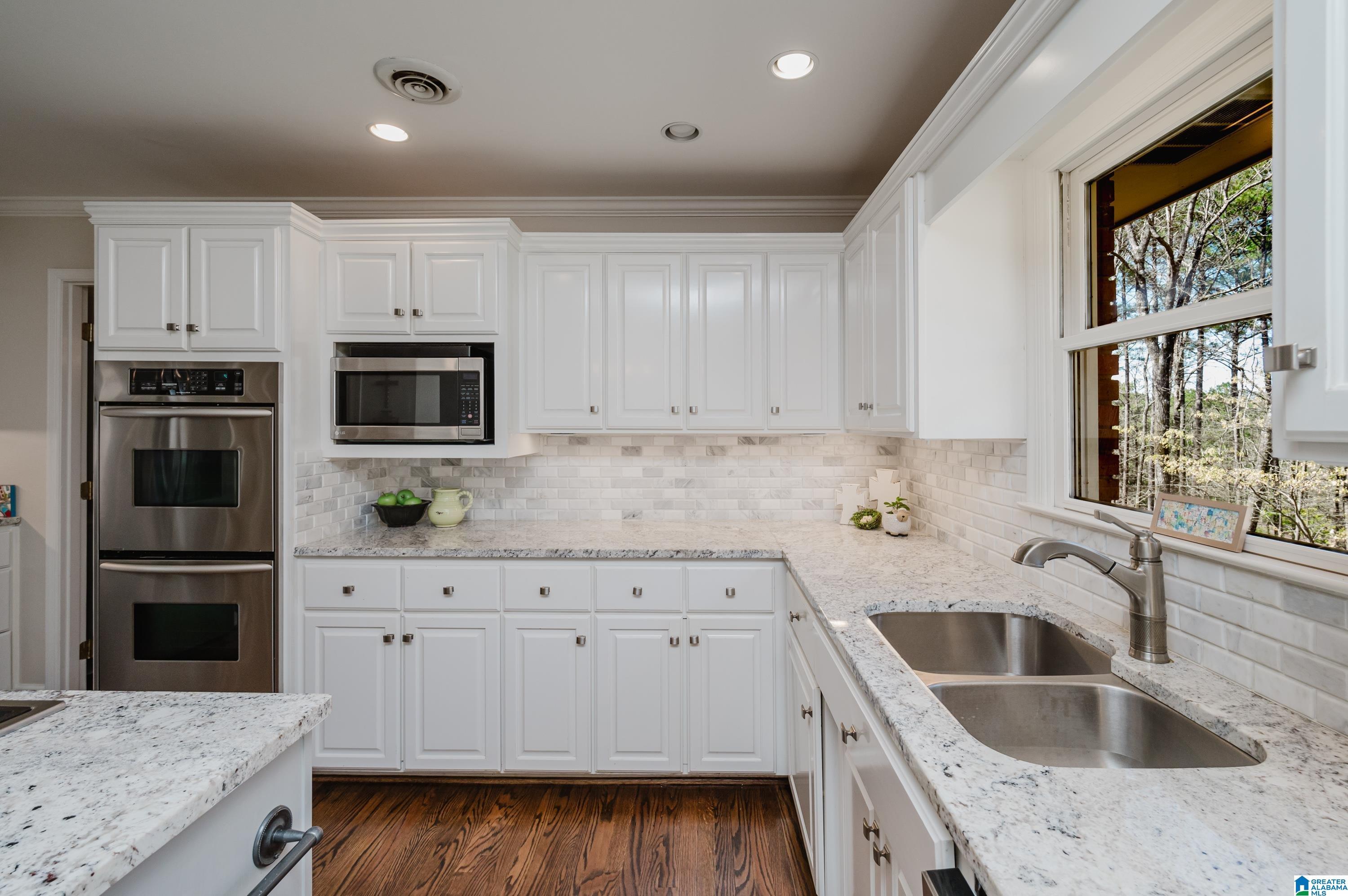 Image 4: Fully updated kitchen - bright and white