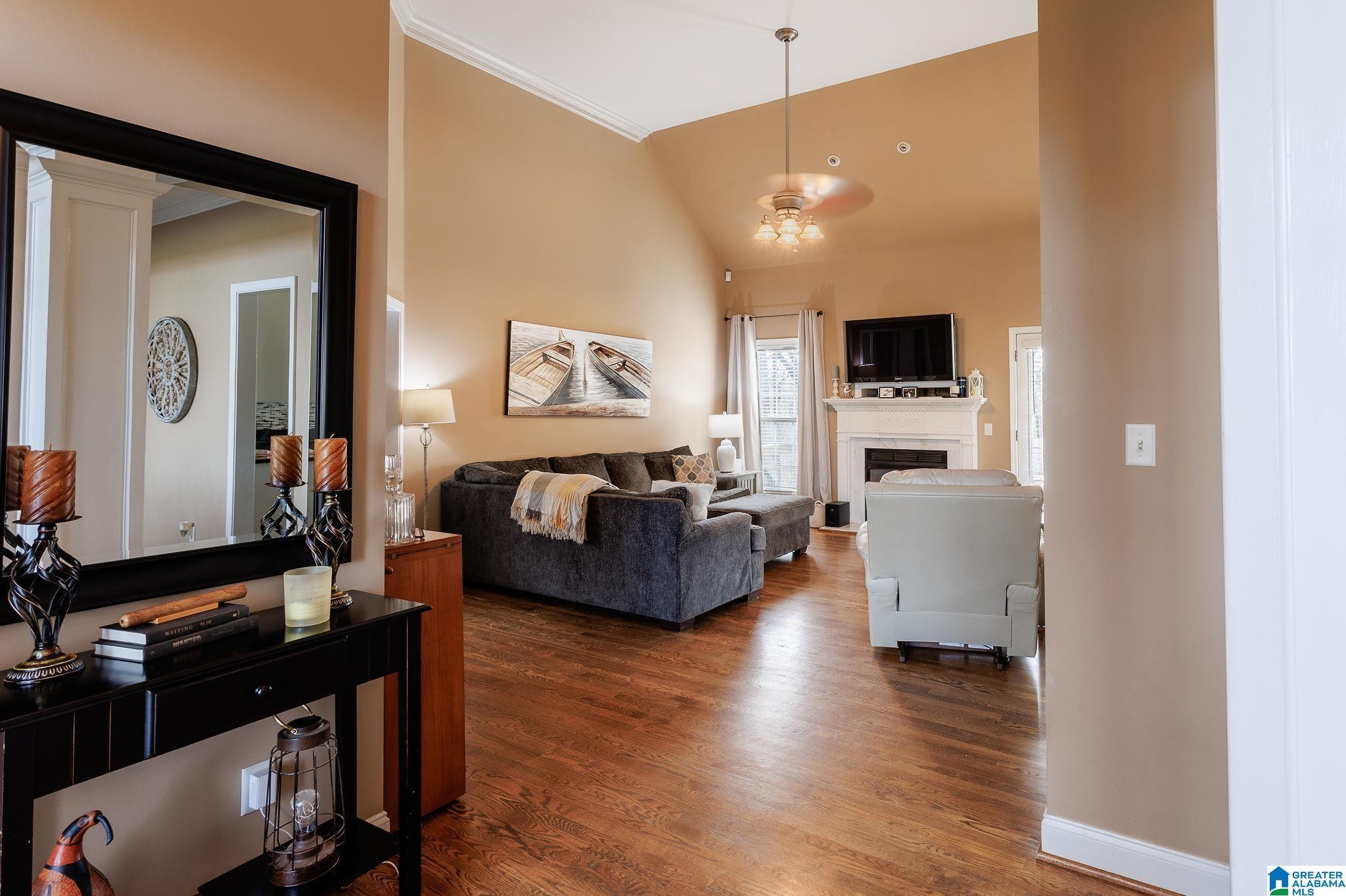 Image 3: Living Room
