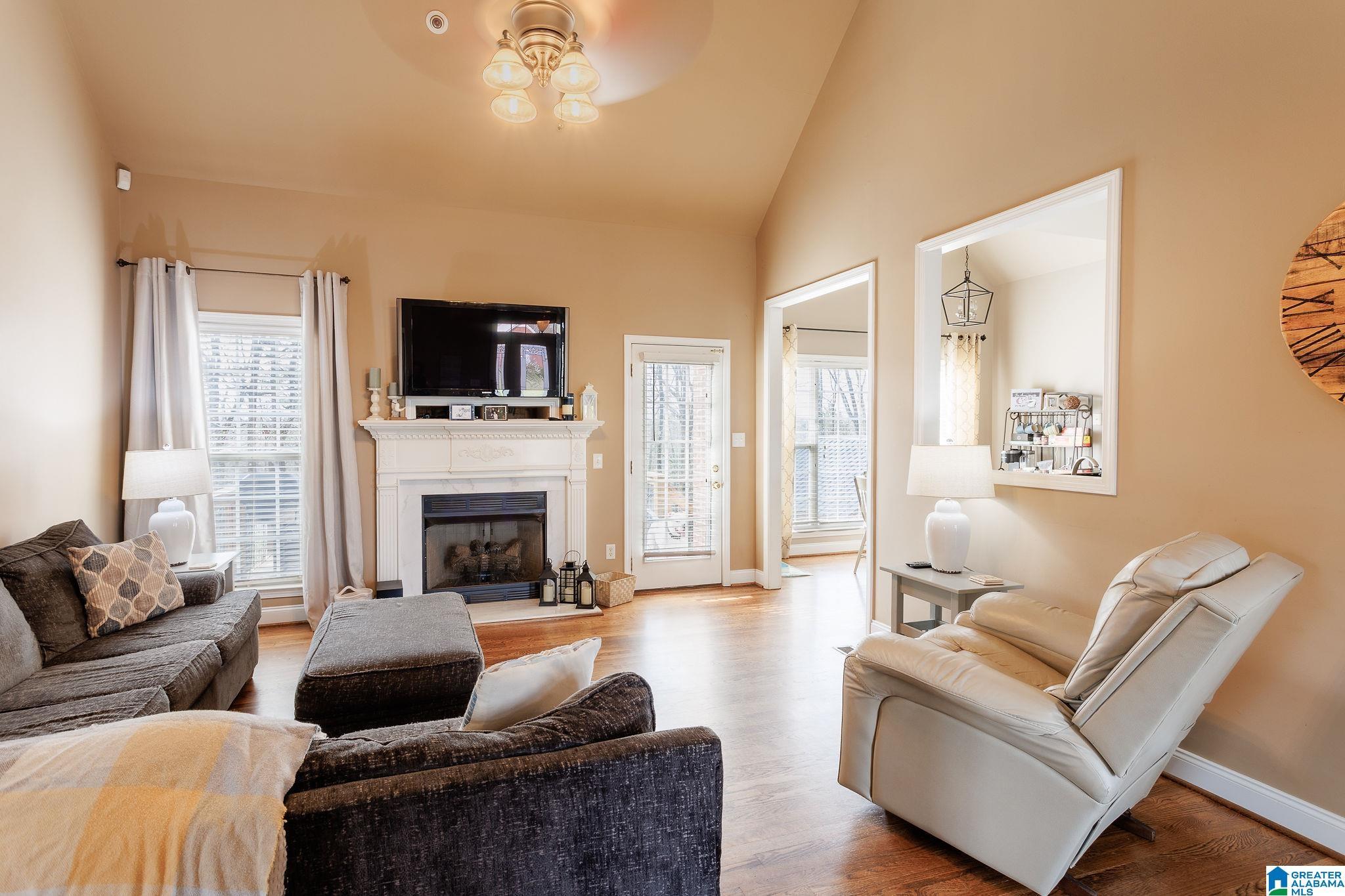 Image 4: Living Room