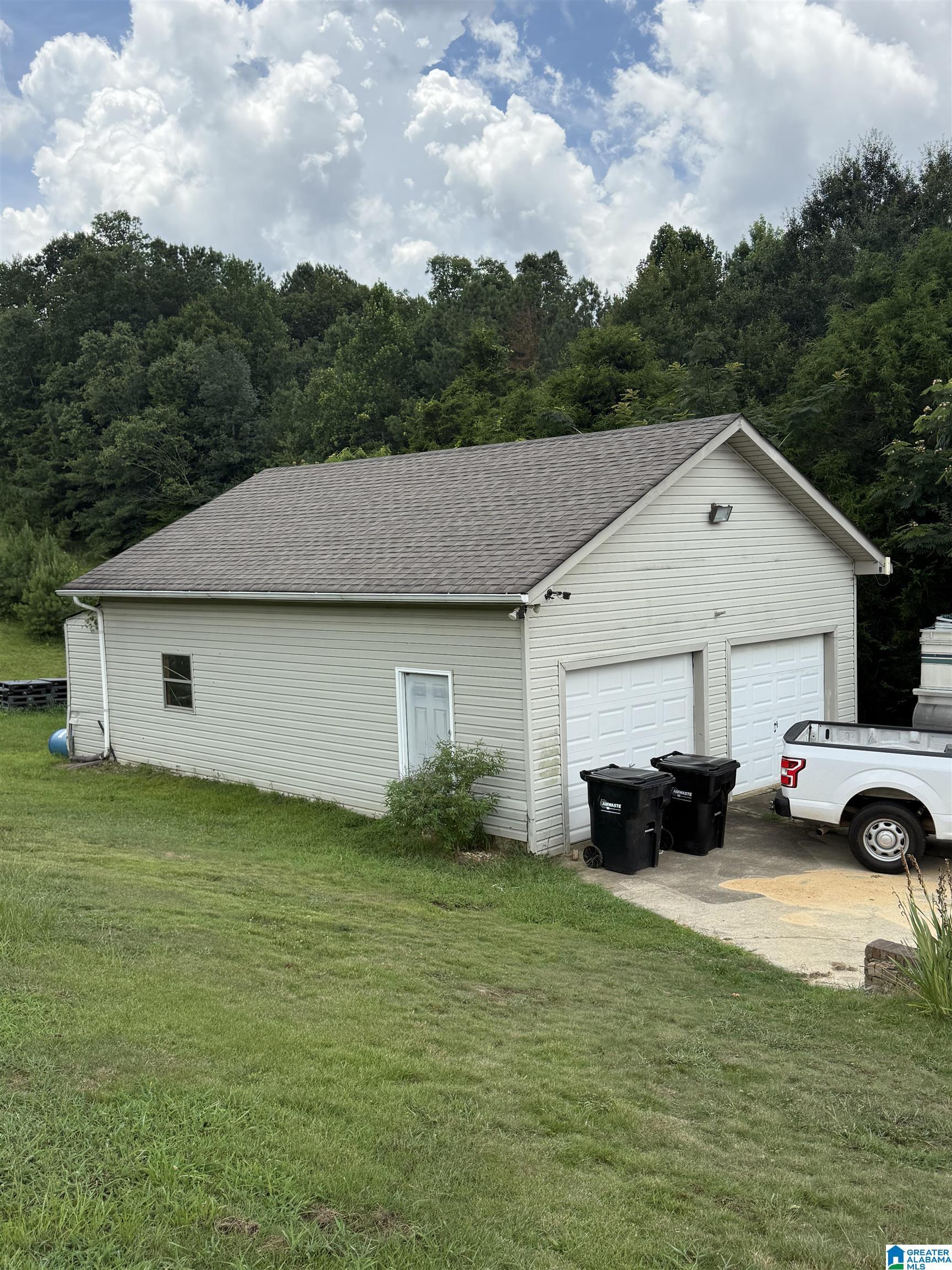 Image 2: Garage