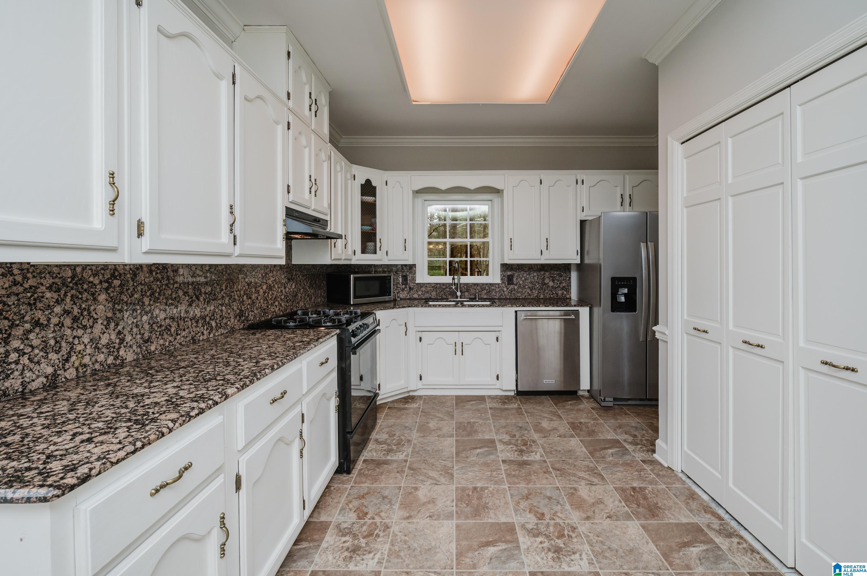 Image 4: GRANITE COUNTERTOPS & WHITE PAINTED CABINETS