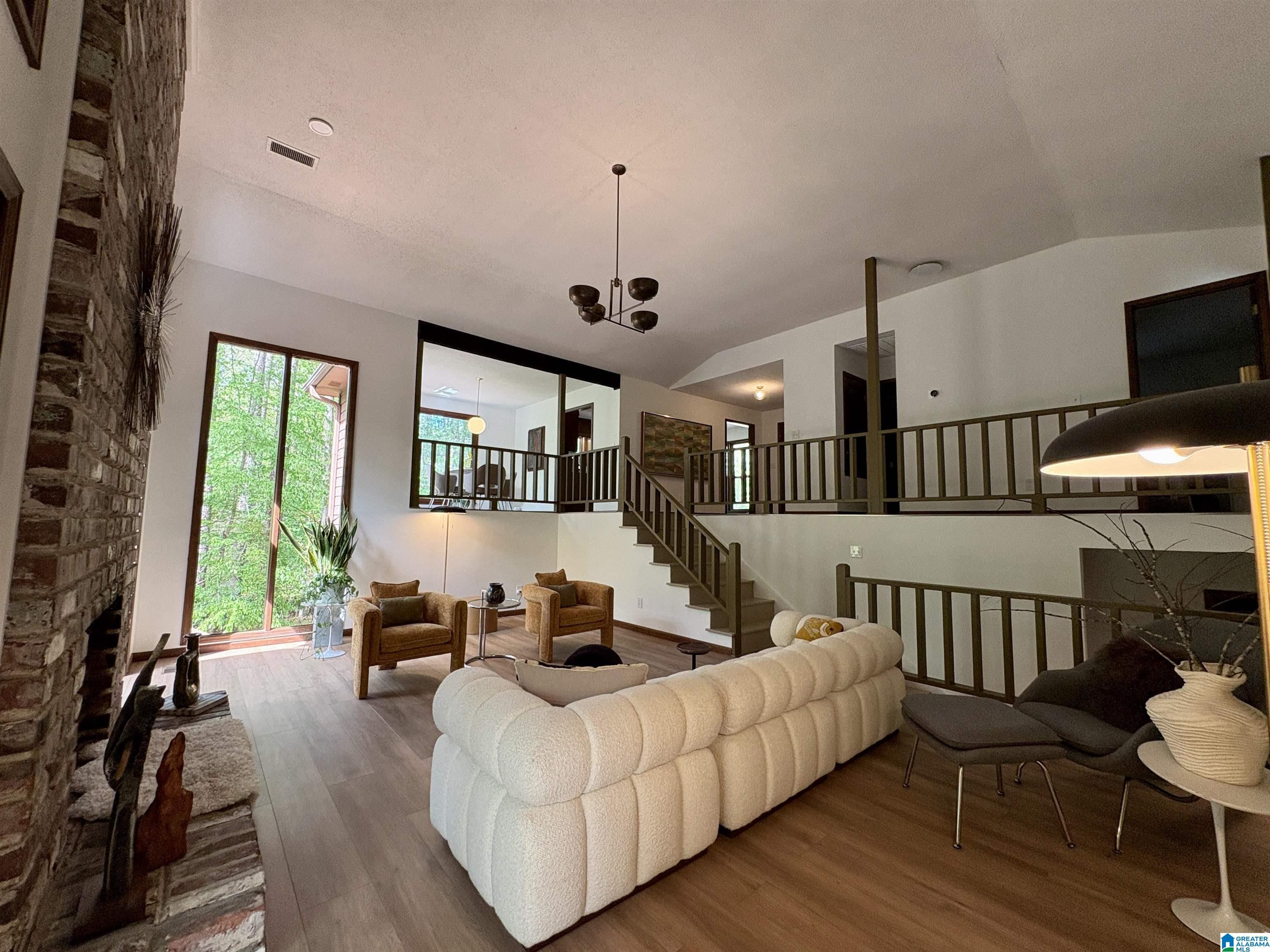 Image 4: Living Room