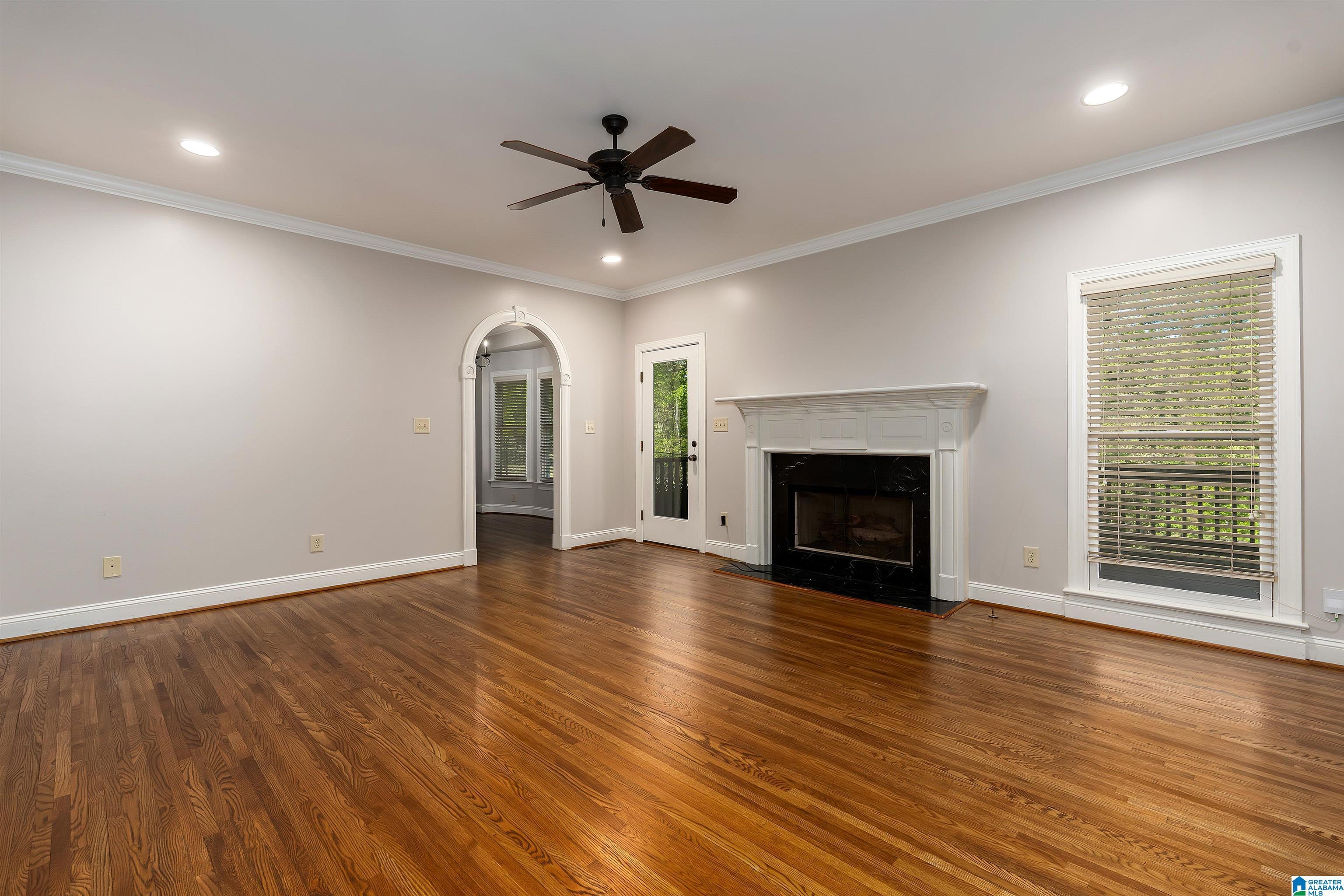 Image 3: Living Room