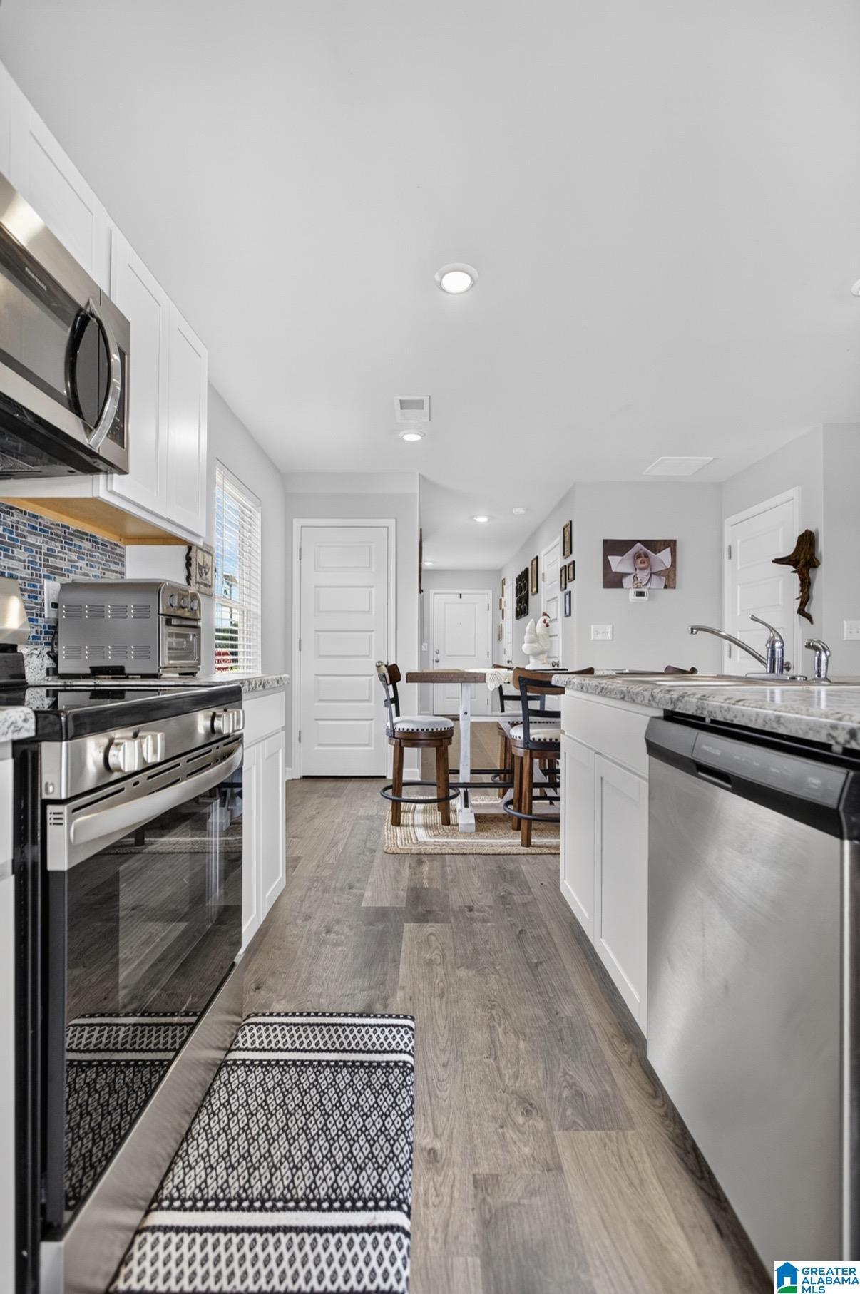 Image 4: Kitchen