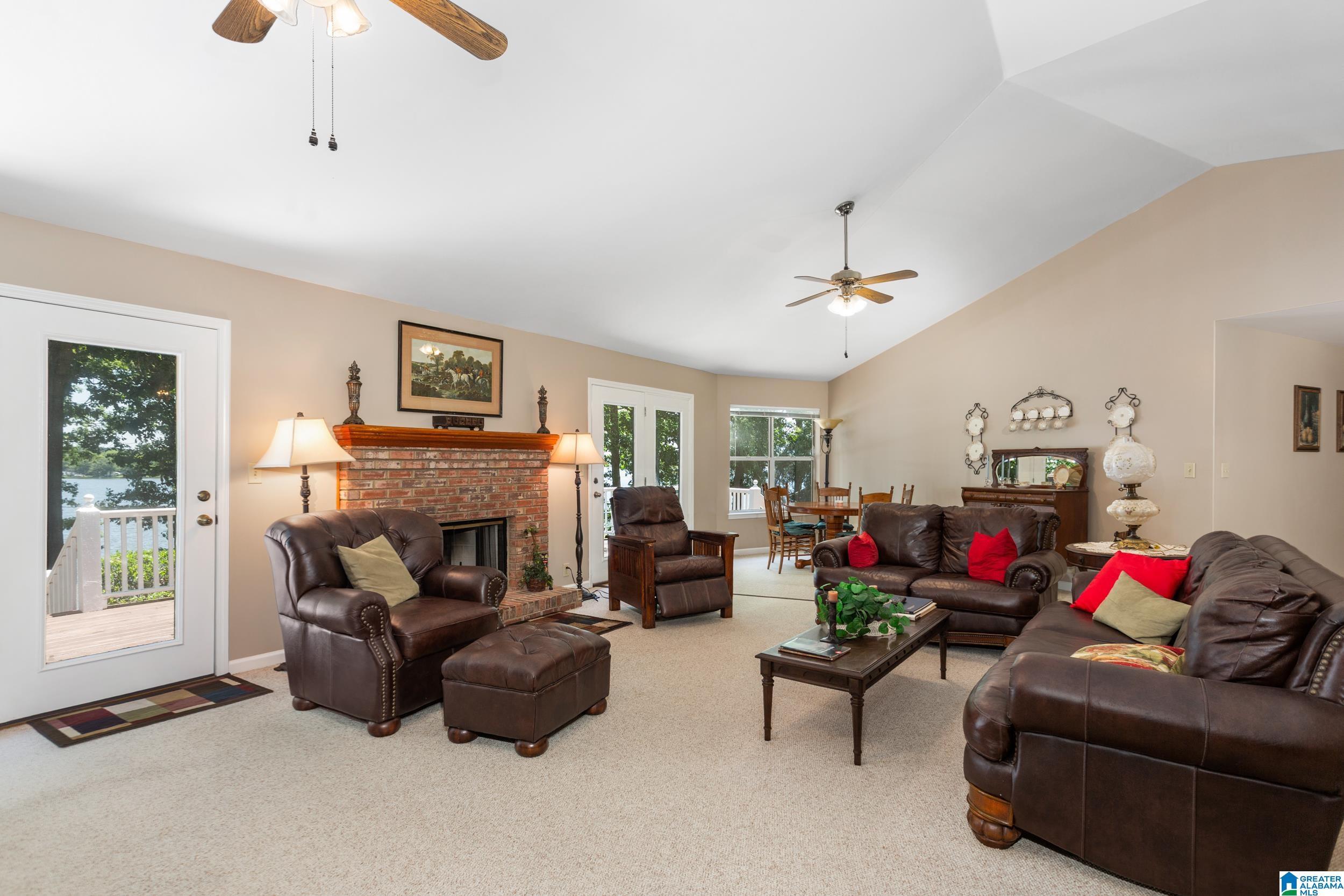 Image 4: Living Room