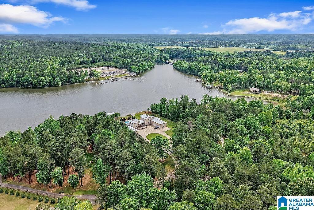 Image 1: One of a kind luxury retreat on Lay Lake