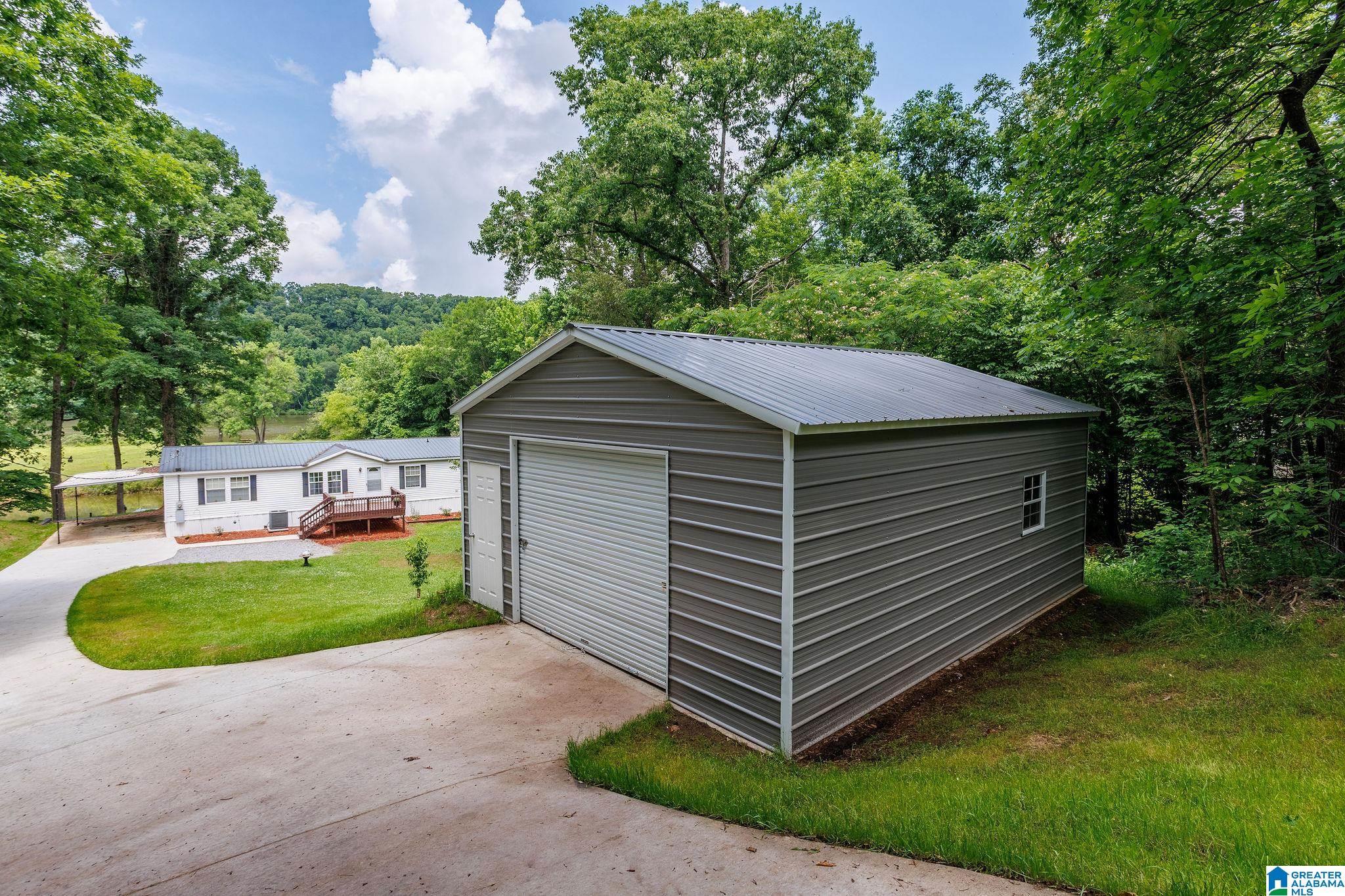 Image 4: Garage