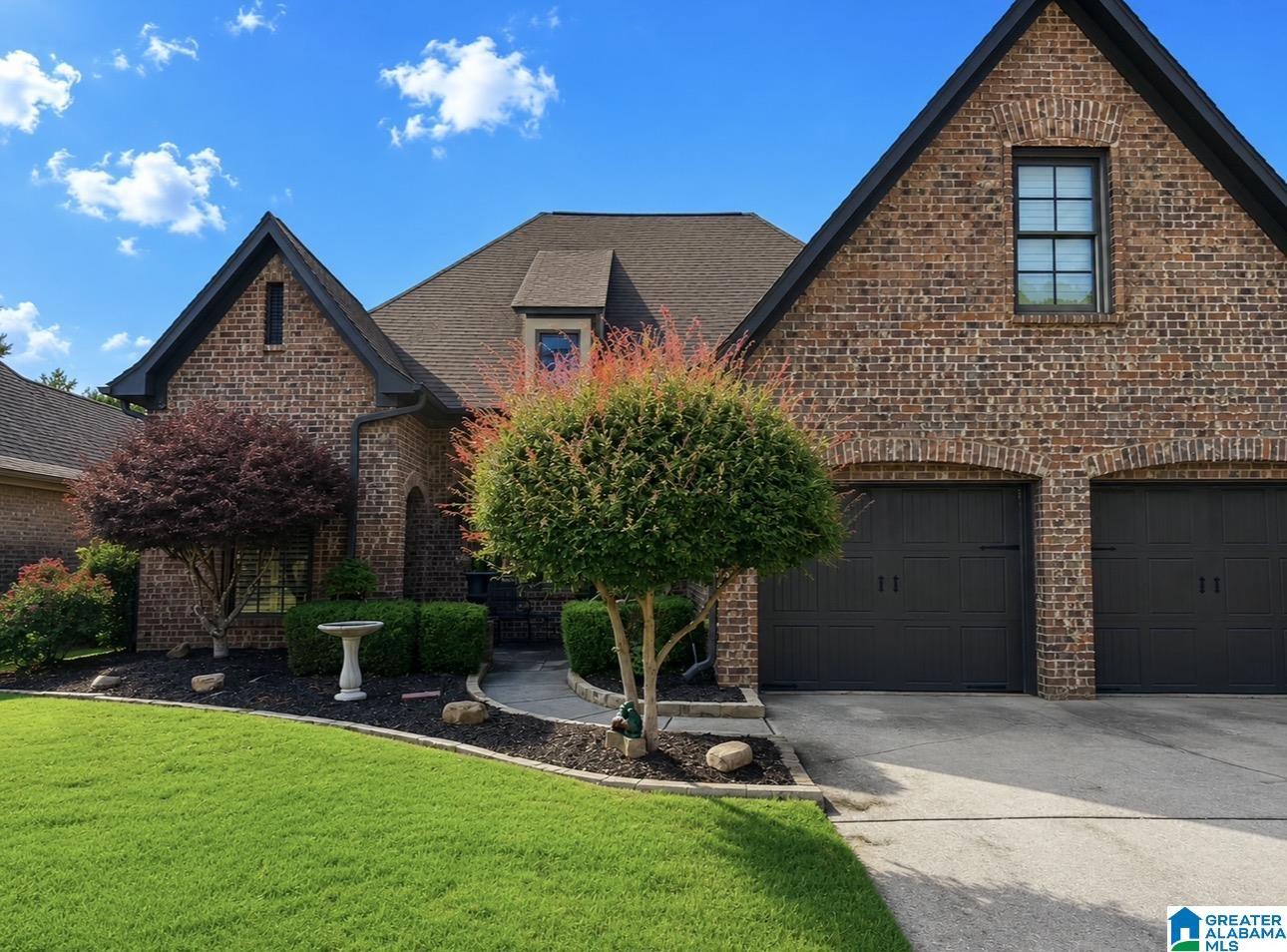 Image 2: 4 Sides Brick W/ 2 Car Garage