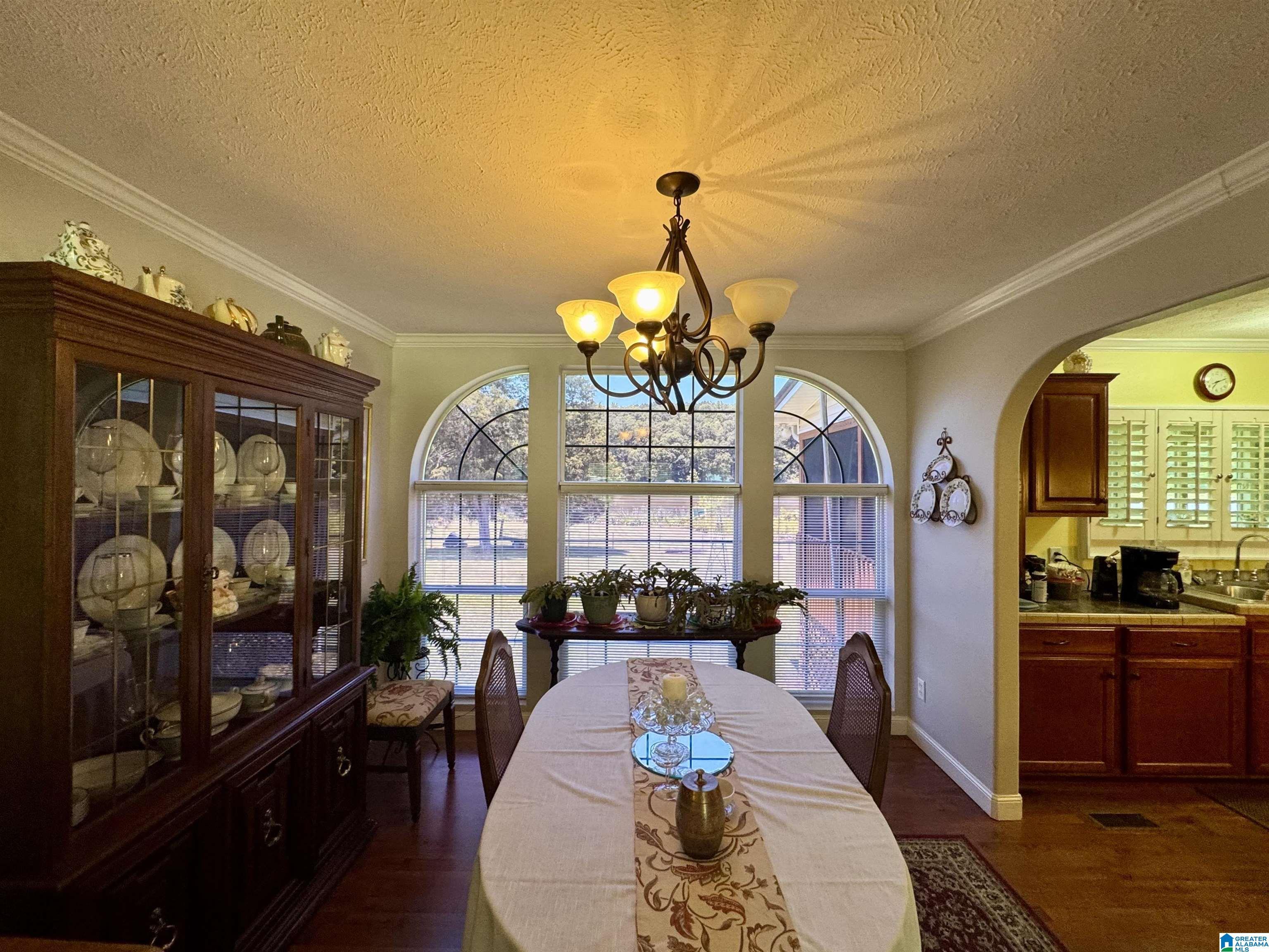 Image 4: Dining Area