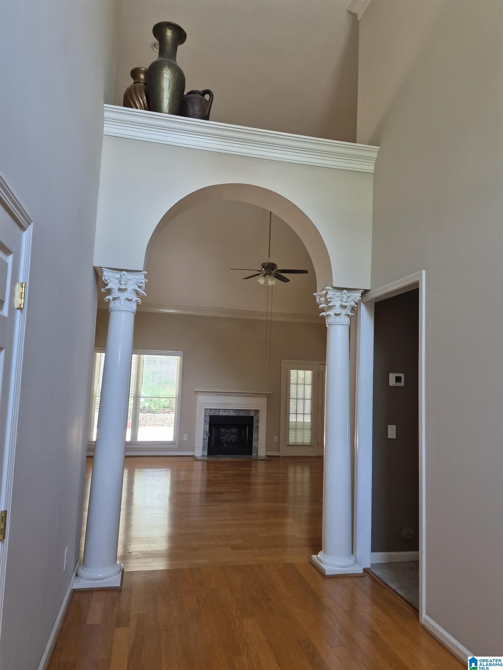 Image 3: Living Room