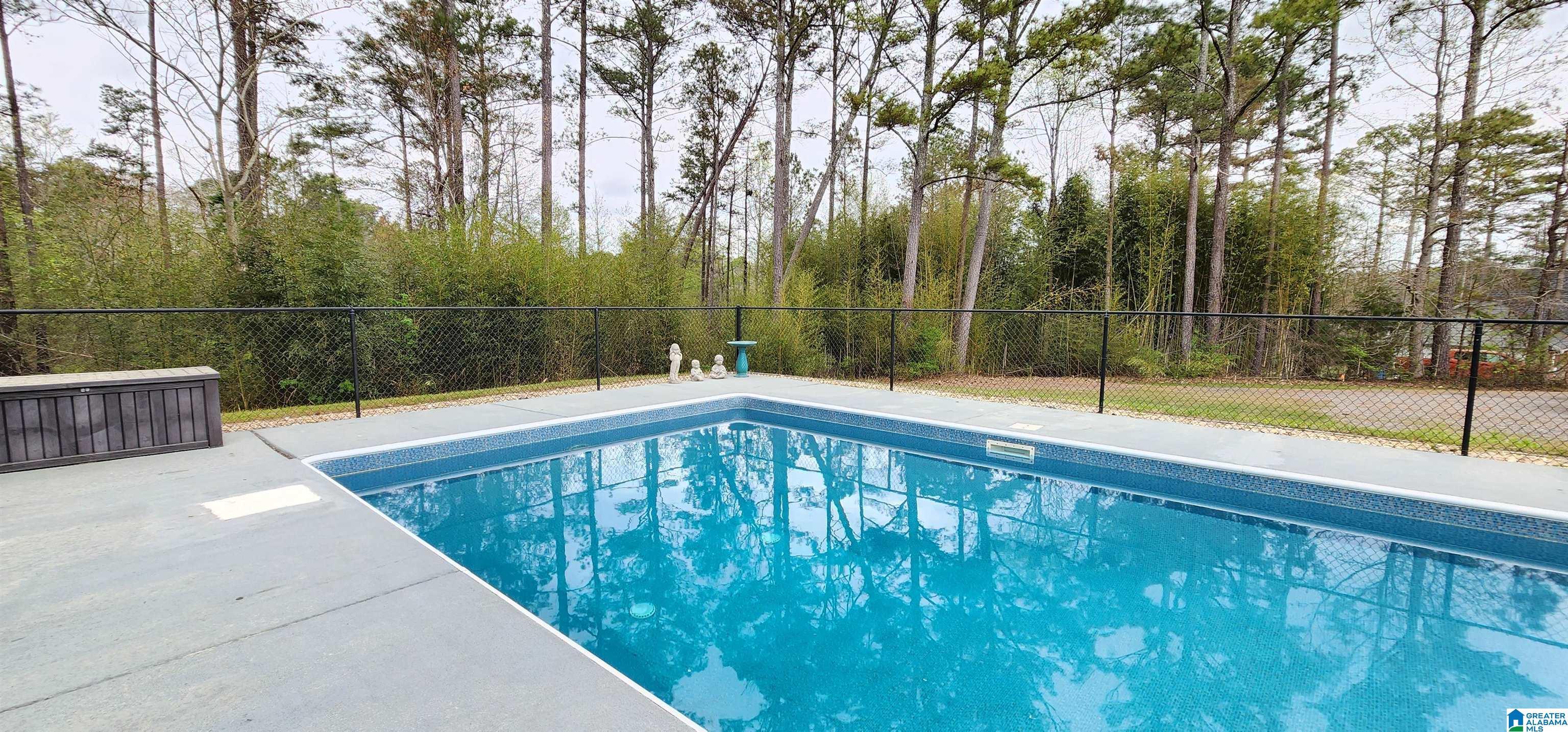 Image 2: Pool