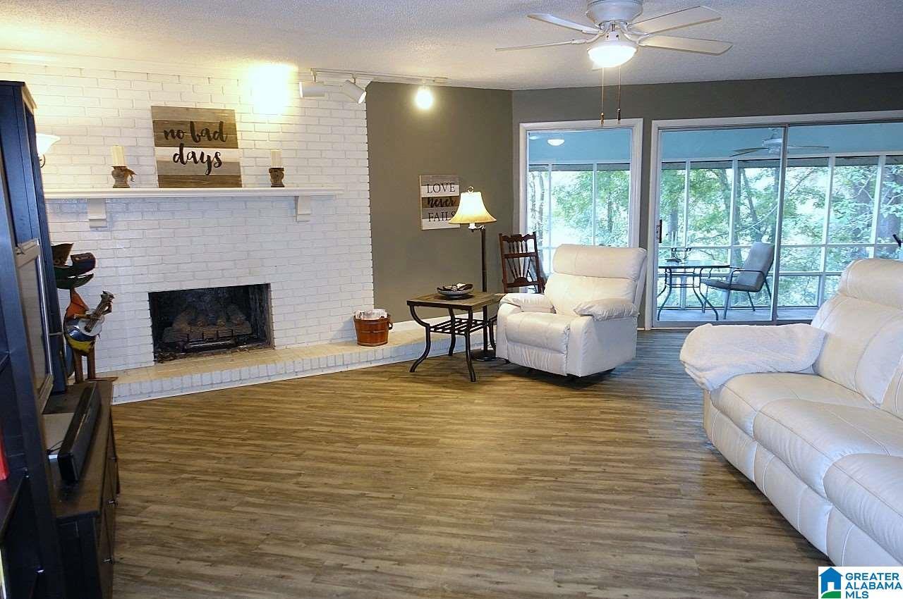 Image 1: LIVING ROOM