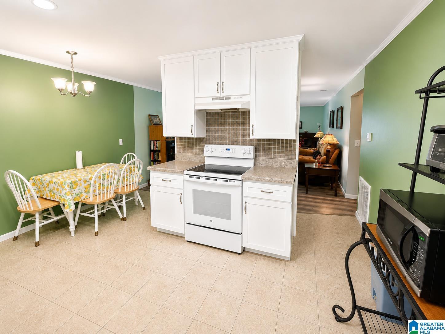 Image 4: Kitchen