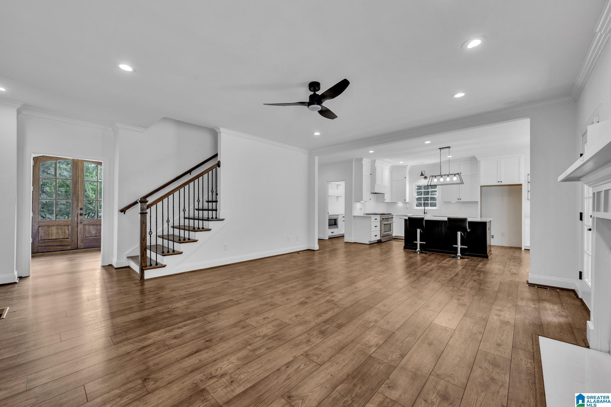 Image 3: Living Room