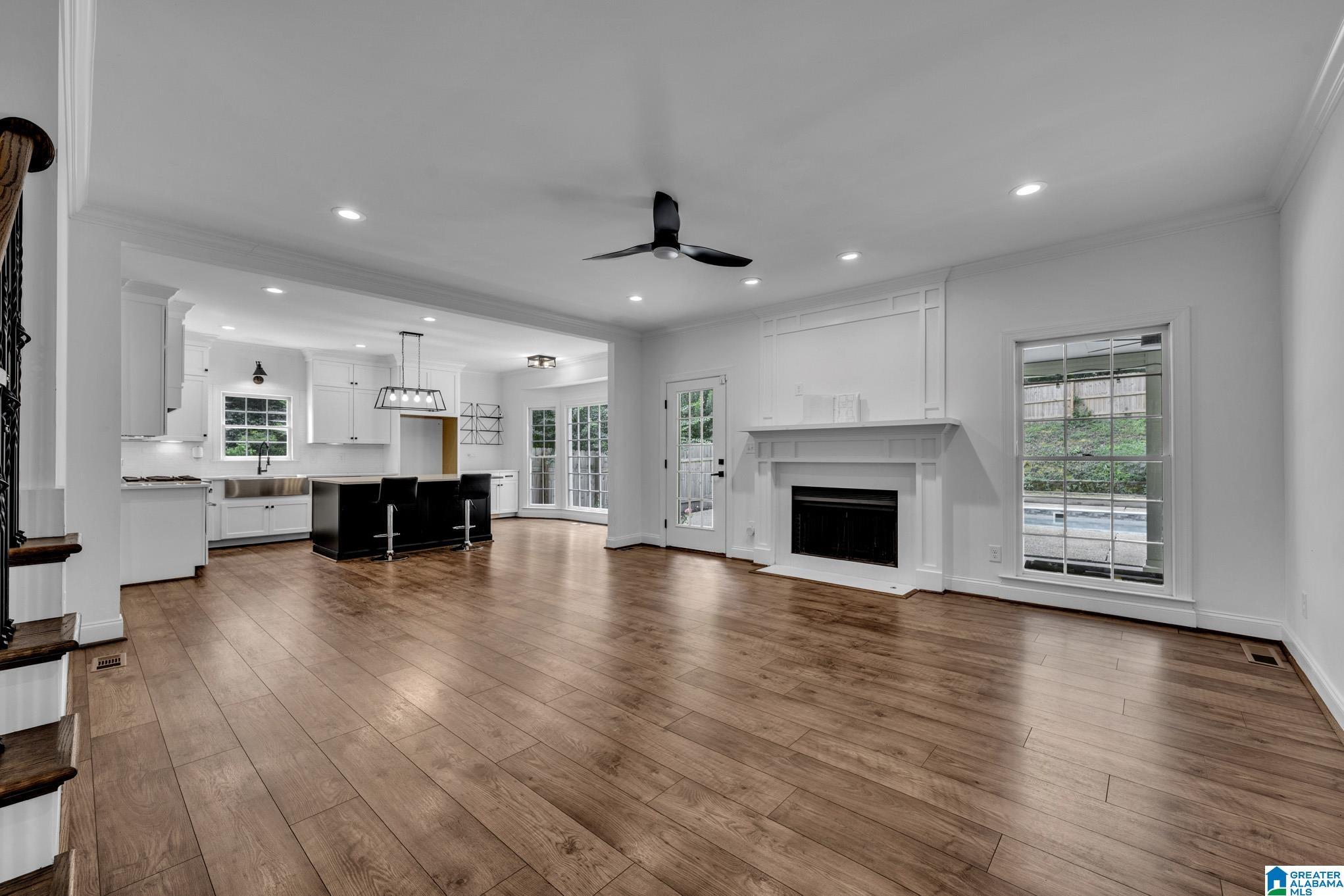 Image 4: Living Room