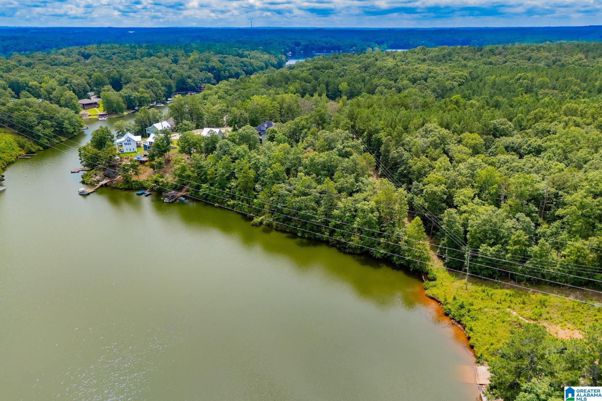 Image 3: 525 FEET OF SHORELINE