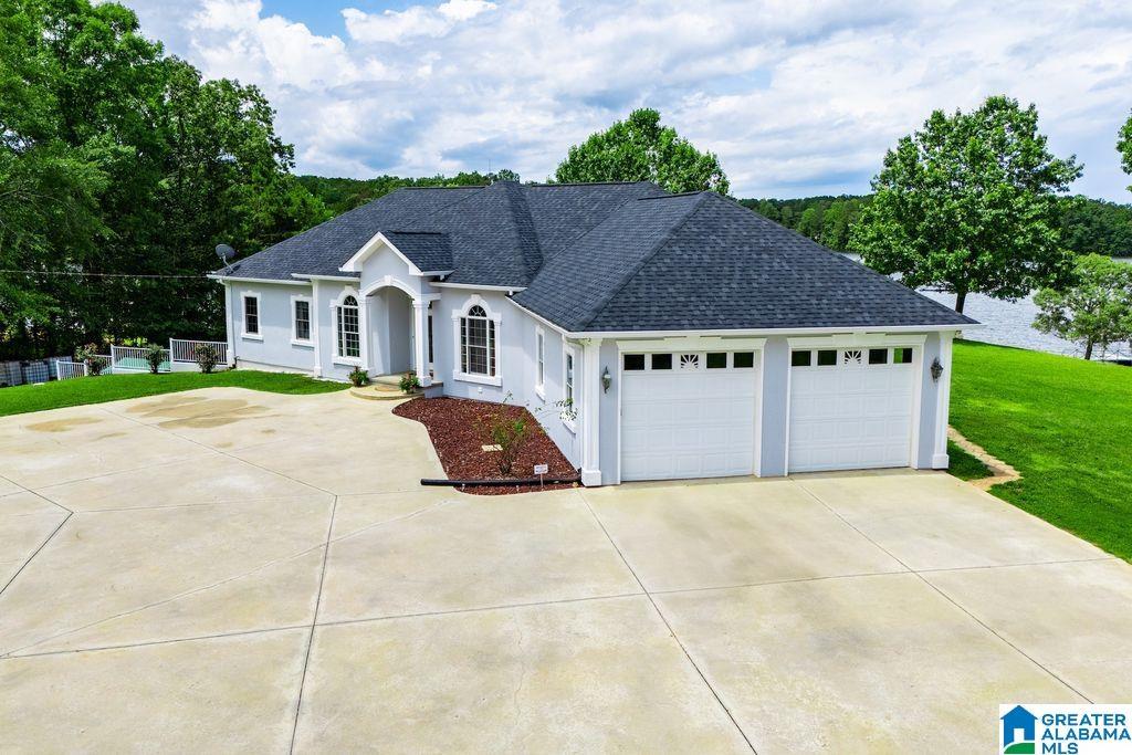 Image 3: 2 CAR GARAGE ON MAIN LEVEL