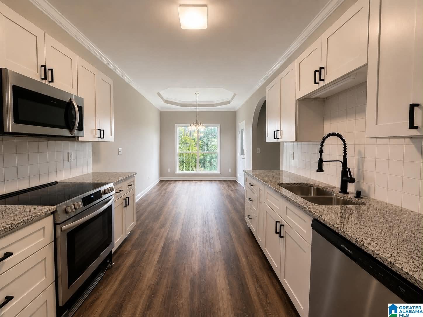 Image 4: Kitchen
