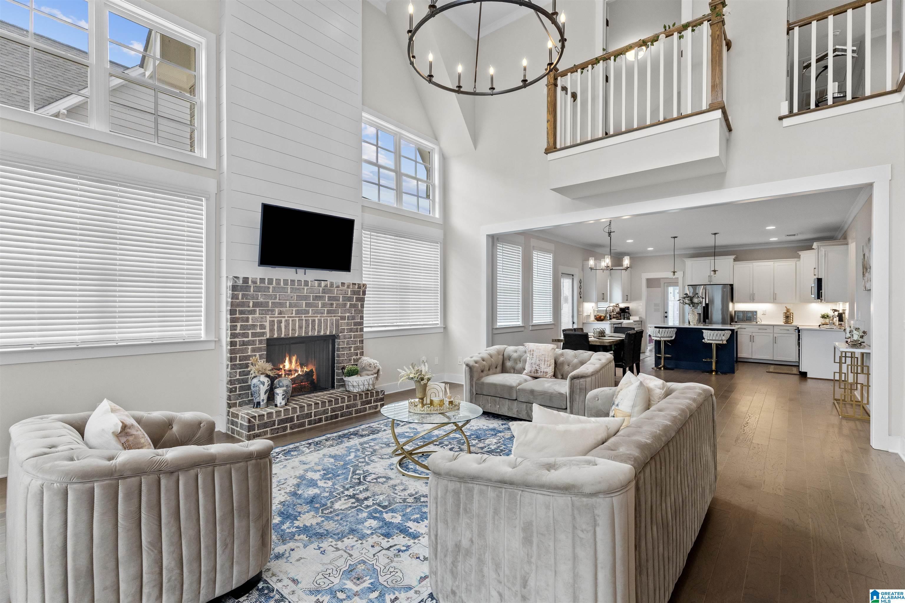 Image 4: Living Room
